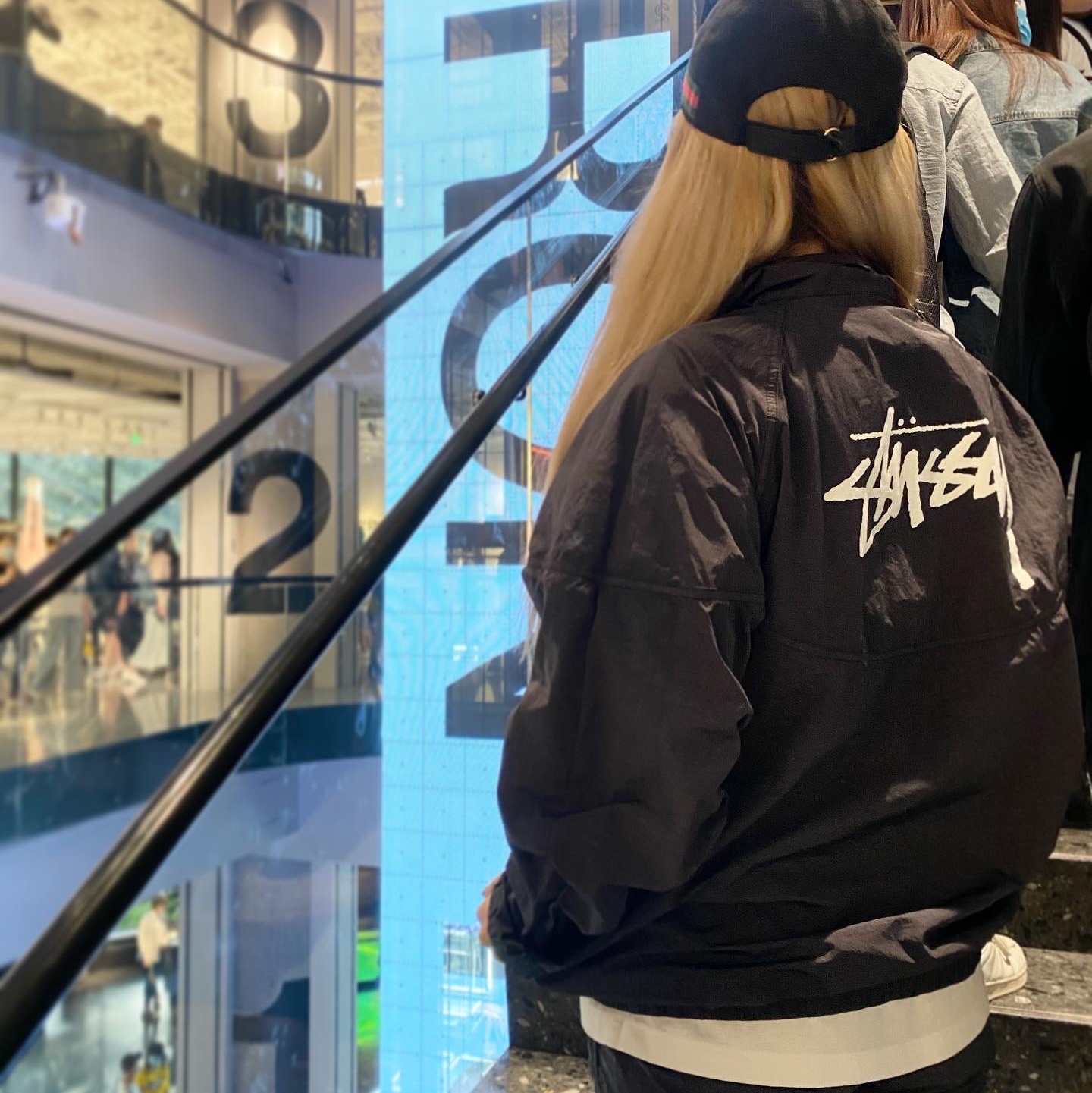 Adidas Yeezy Slide Bone, Nike x Stussy Windrunner Jacket Off Noir 착용 스타일 - 4