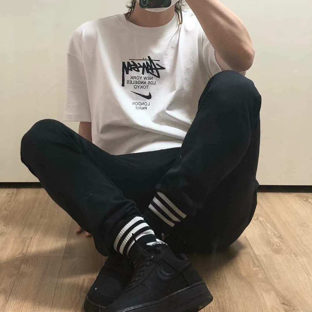 Nike x Stussy Air Force 1 Low Triple Black, Nike x Stussy WT T-Shirt White - Asia 착용 스타일