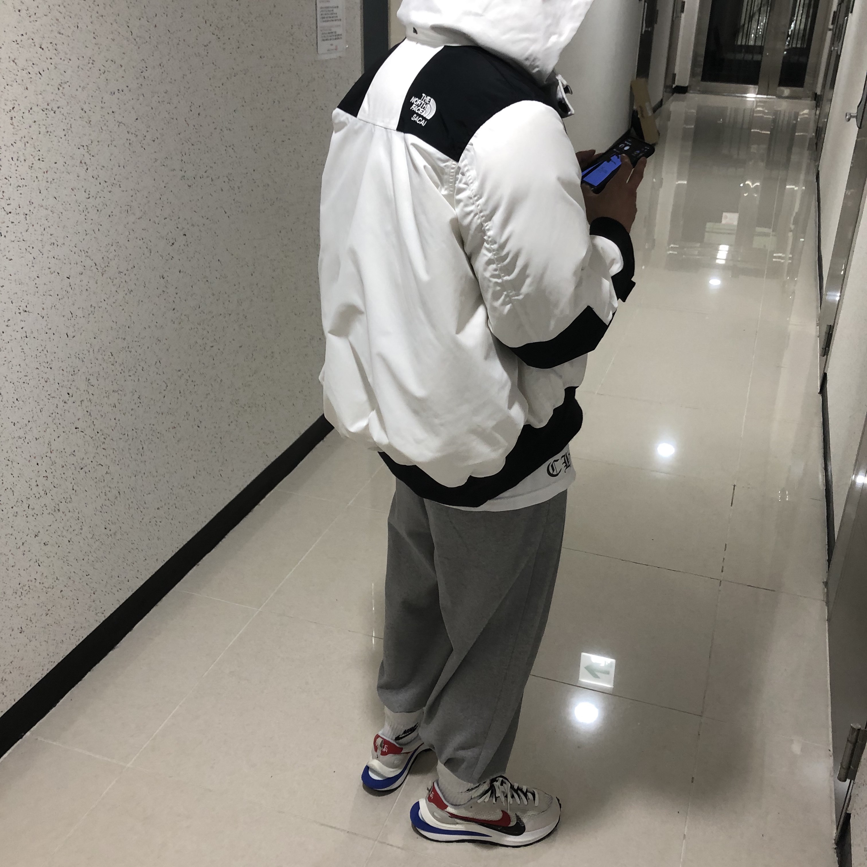 Nike x Sacai VaporWaffle Royal Fuchsia 착용 스타일 - 1
