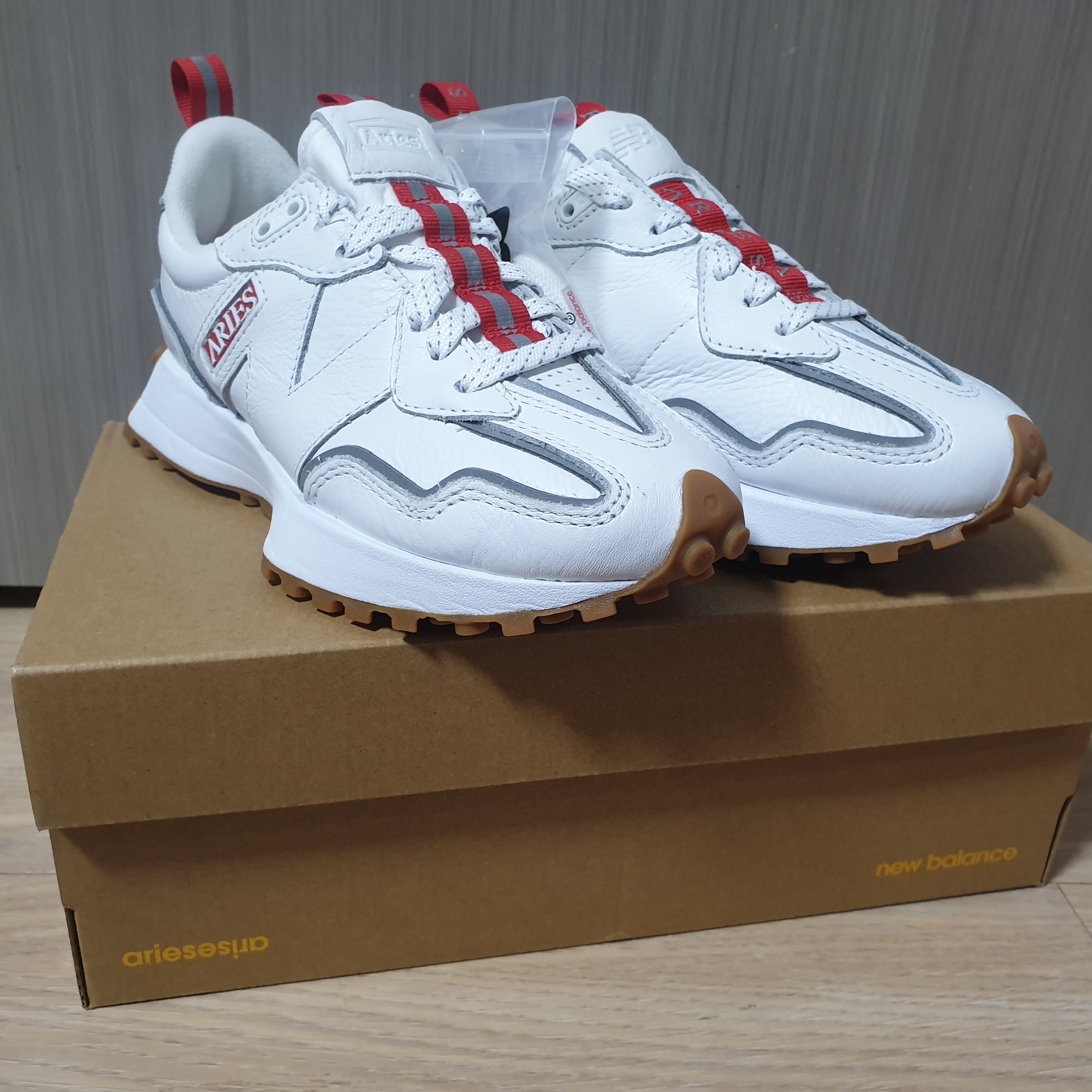 New Balance x Aries 327 White 착용 스타일 - 2