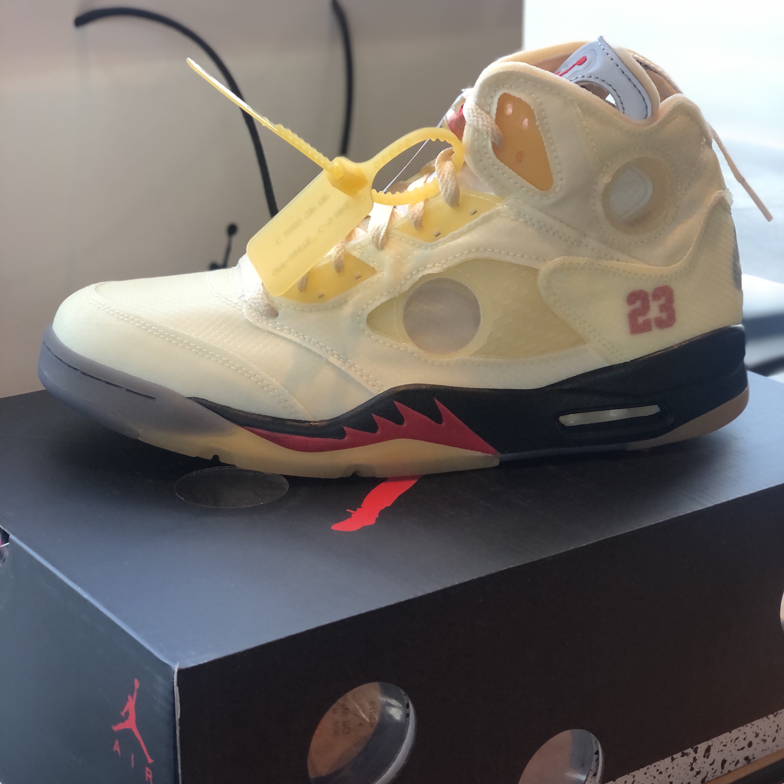 Jordan 5 x Off-White Retro SP Sail Fire Red 착용 스타일