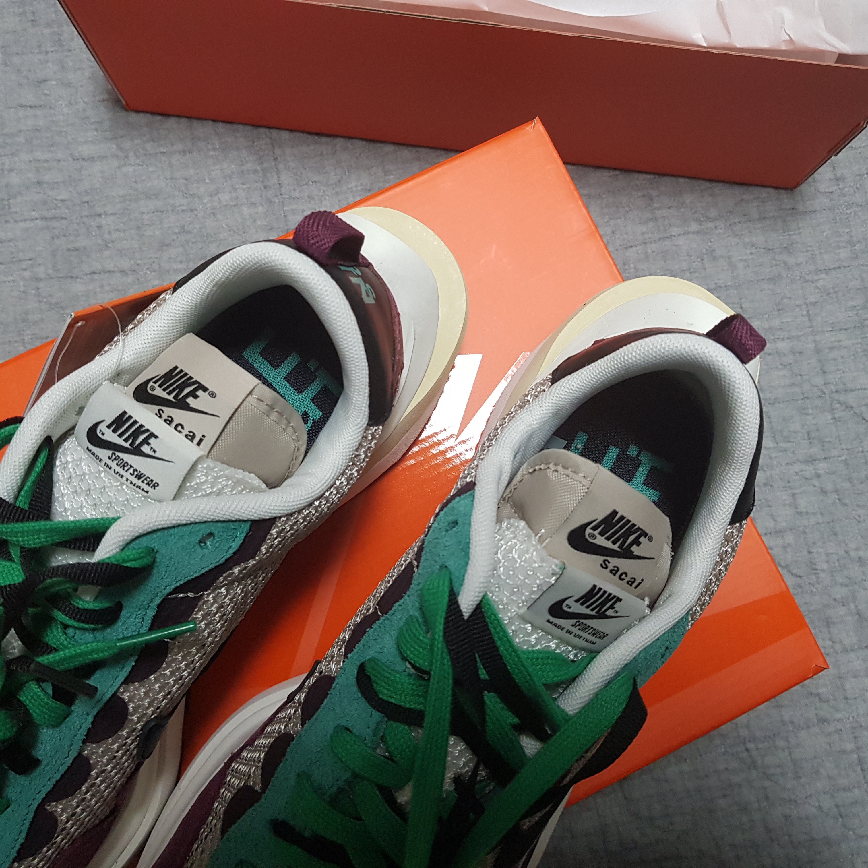 Nike x Sacai VaporWaffle String & Black Villain Red 착용 스타일 - 3