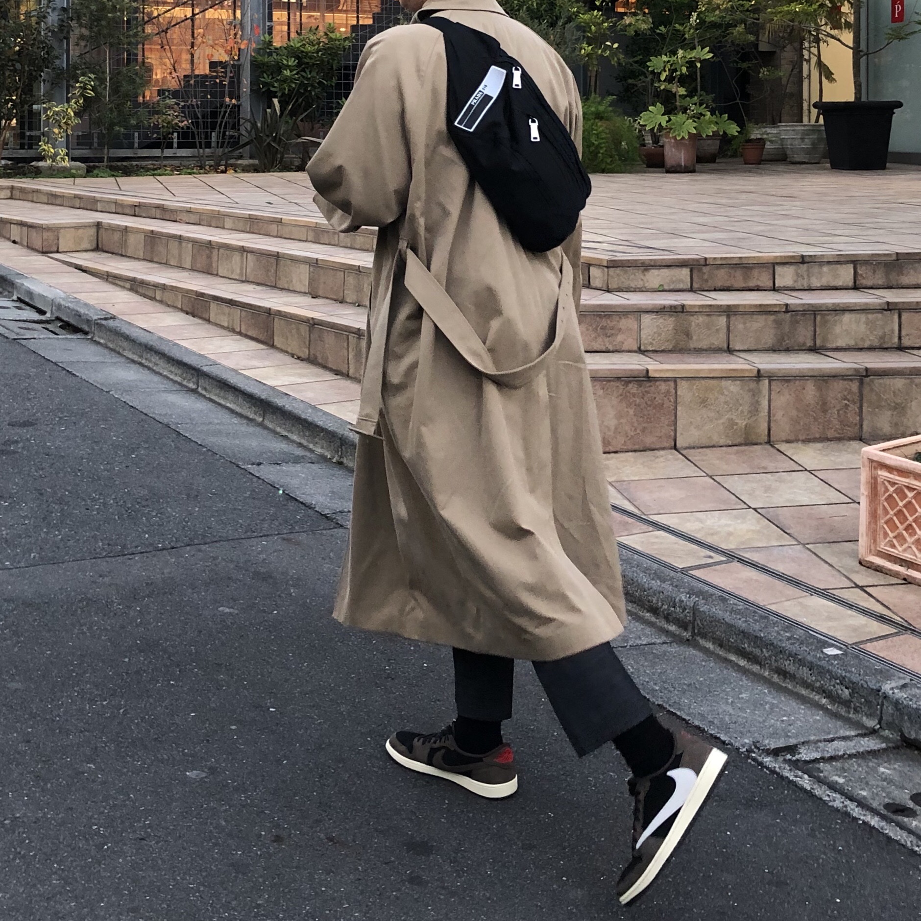 Jordan 1 x Travis Scott Retro Low OG SP Mocha 착용 스타일 - 2