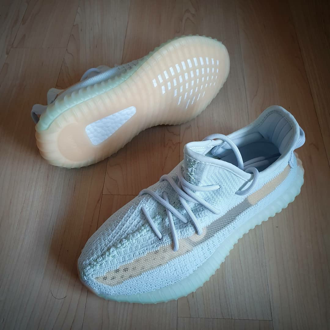 Adidas Yeezy Boost 350 V2 Hyperspace 착용 스타일 - 2