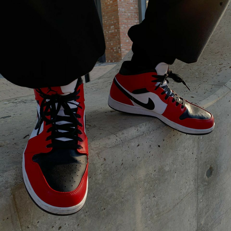 Jordan 1 Mid Chicago Black Toe 착용 스타일