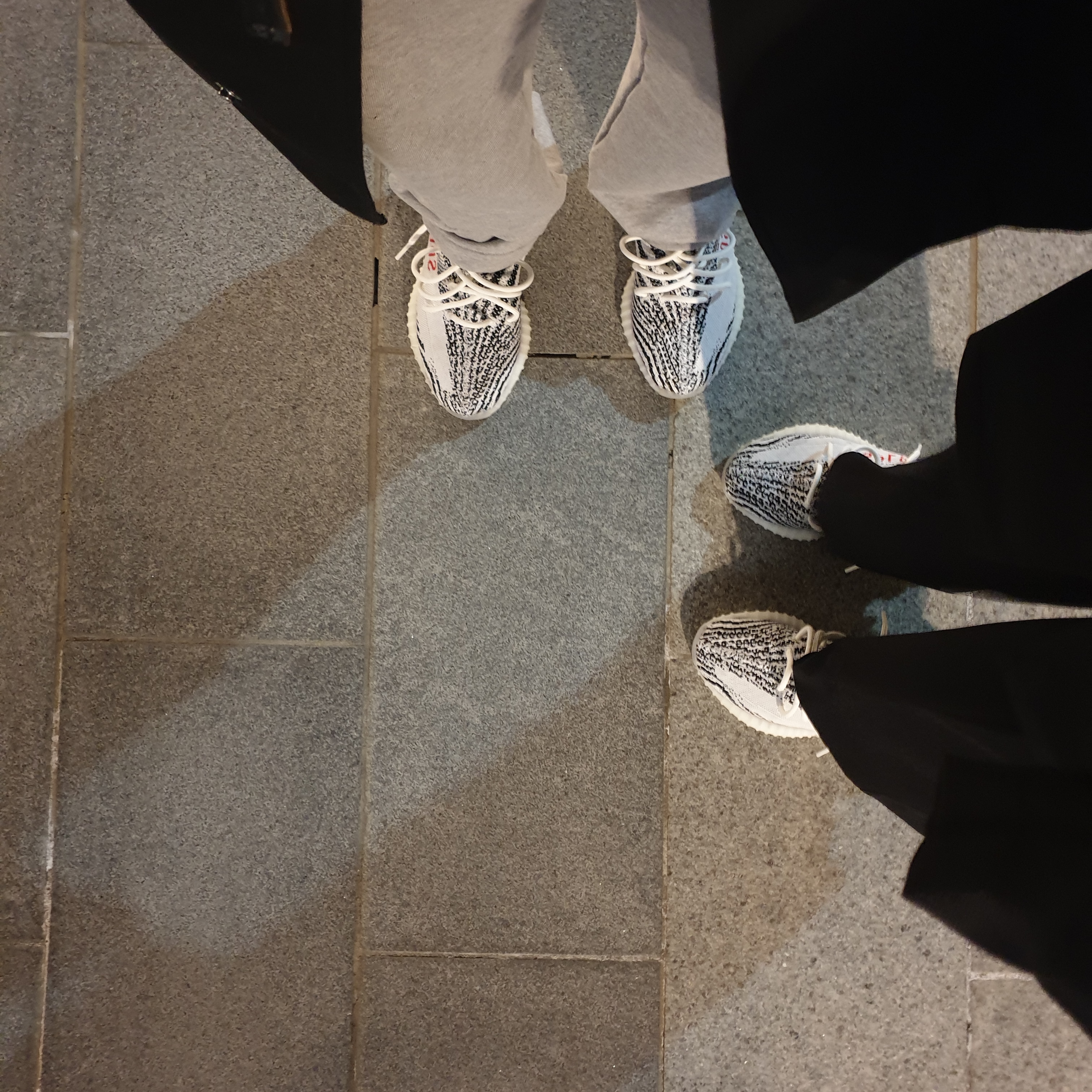 Adidas Yeezy Boost 350 V2 Zebra 2017/2019/2020 착용 스타일