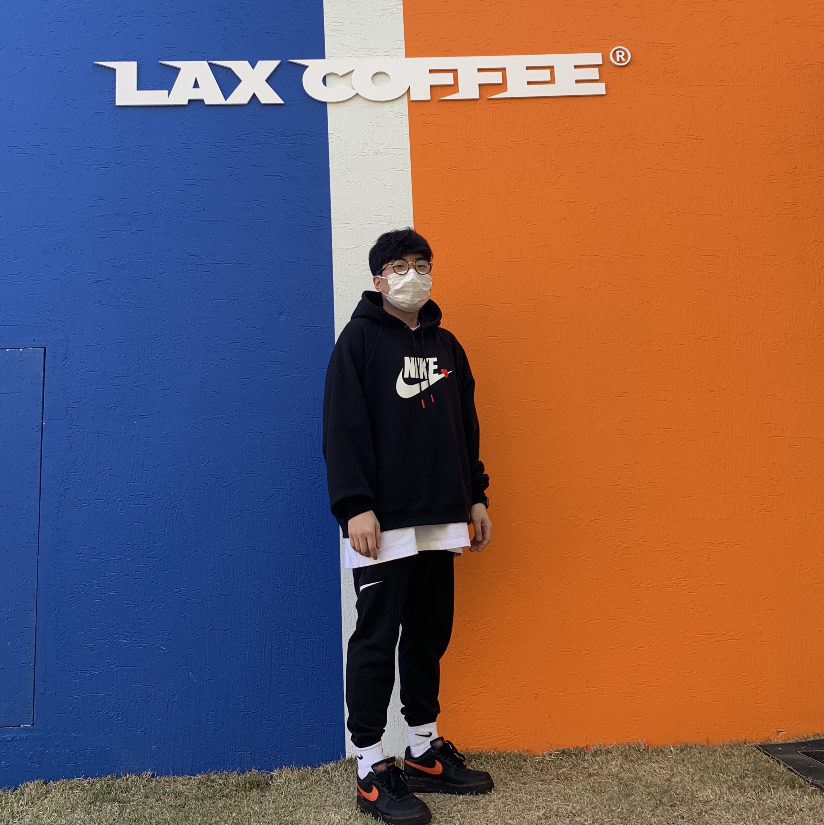 Nike Air Force 1 Low Gore-Tex Black Light Carbon 착용 스타일 - 1