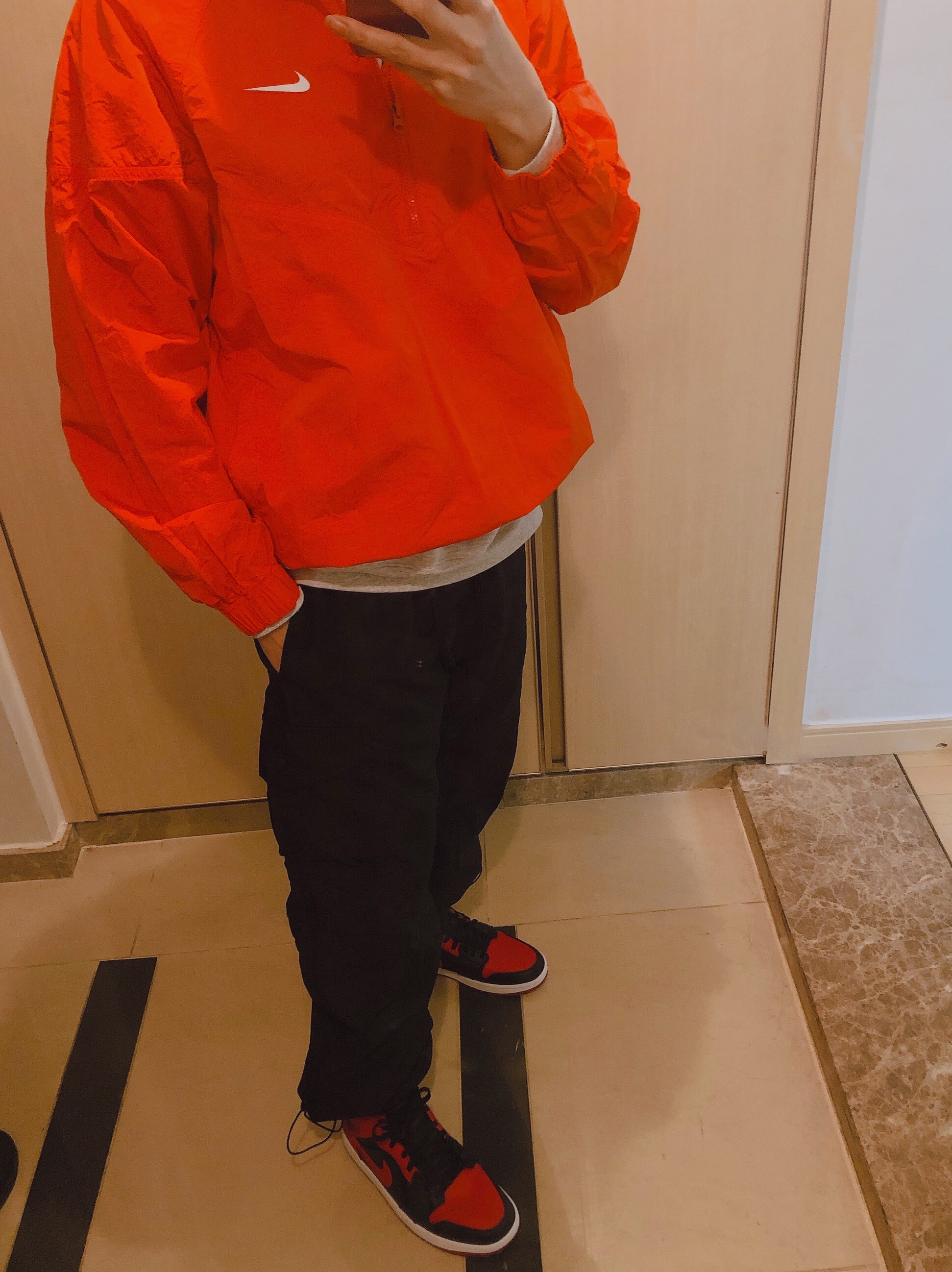 Nike x Stussy Windrunner Jacket Habanero Red, Jordan 1 Mid Bred Banned 2020 착용 스타일