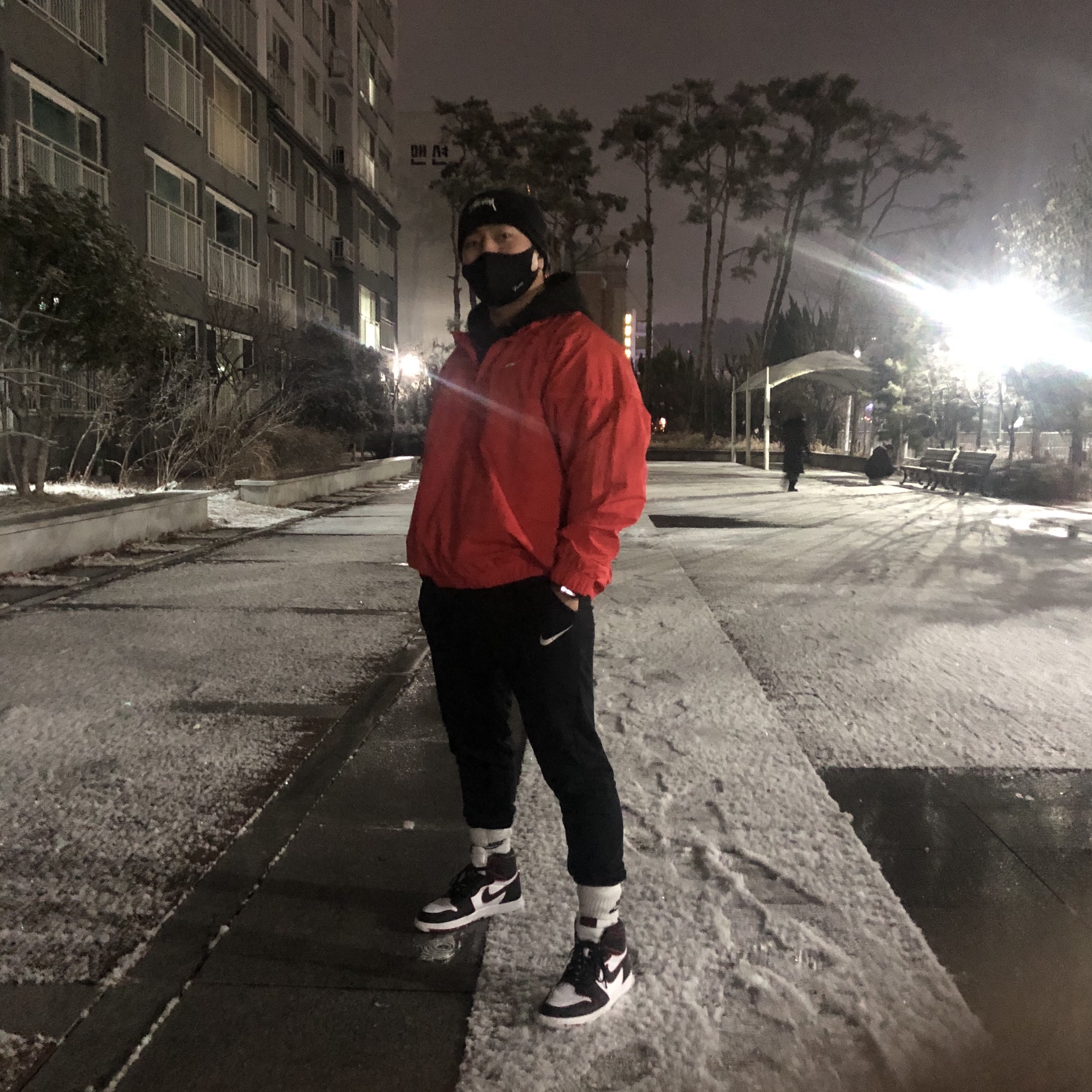 Nike x Stussy Cuff Beanie Black, Nike x Stussy Windrunner Jacket Habanero Red 착용 스타일 - 2