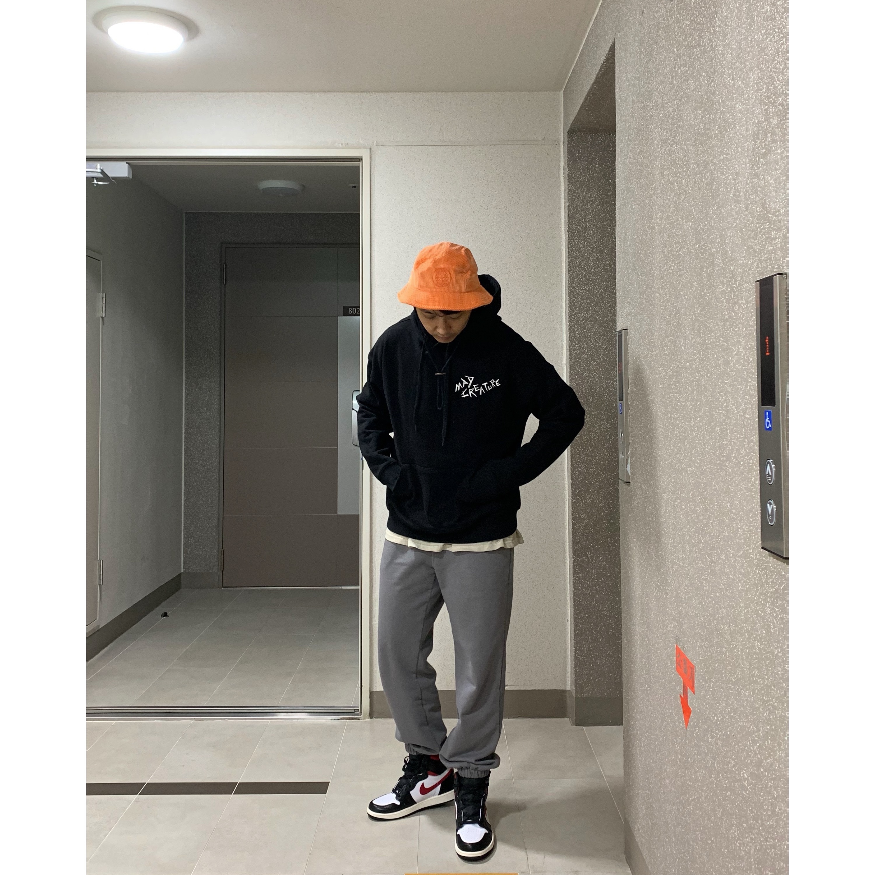 Supreme x Stone Island Corduroy Crusher Orange - 20FW, Jordan 1 Retro High OG Gym Red 착용 스타일