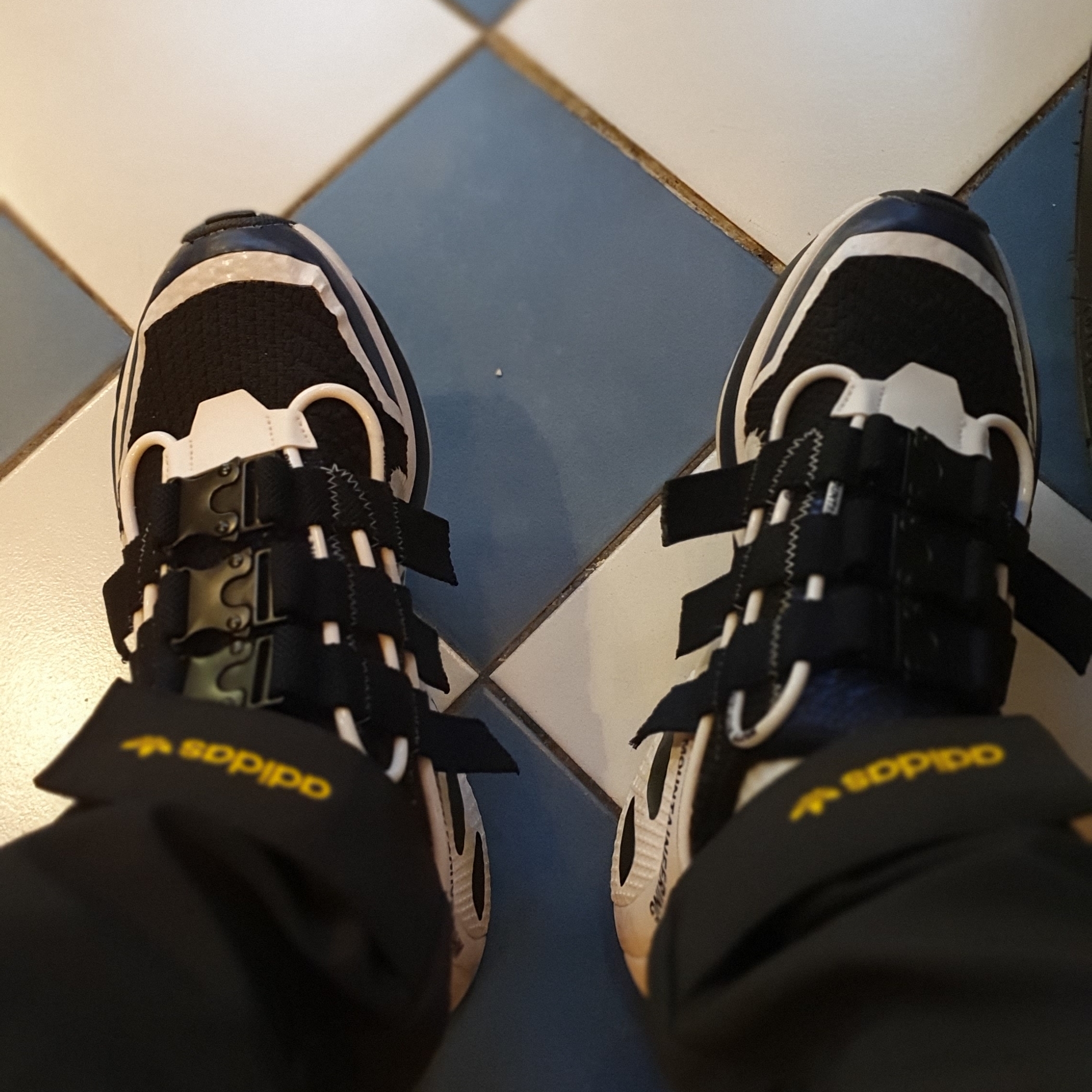 Adidas x White Mountaineering LXCON Navy 착용 스타일 - 2