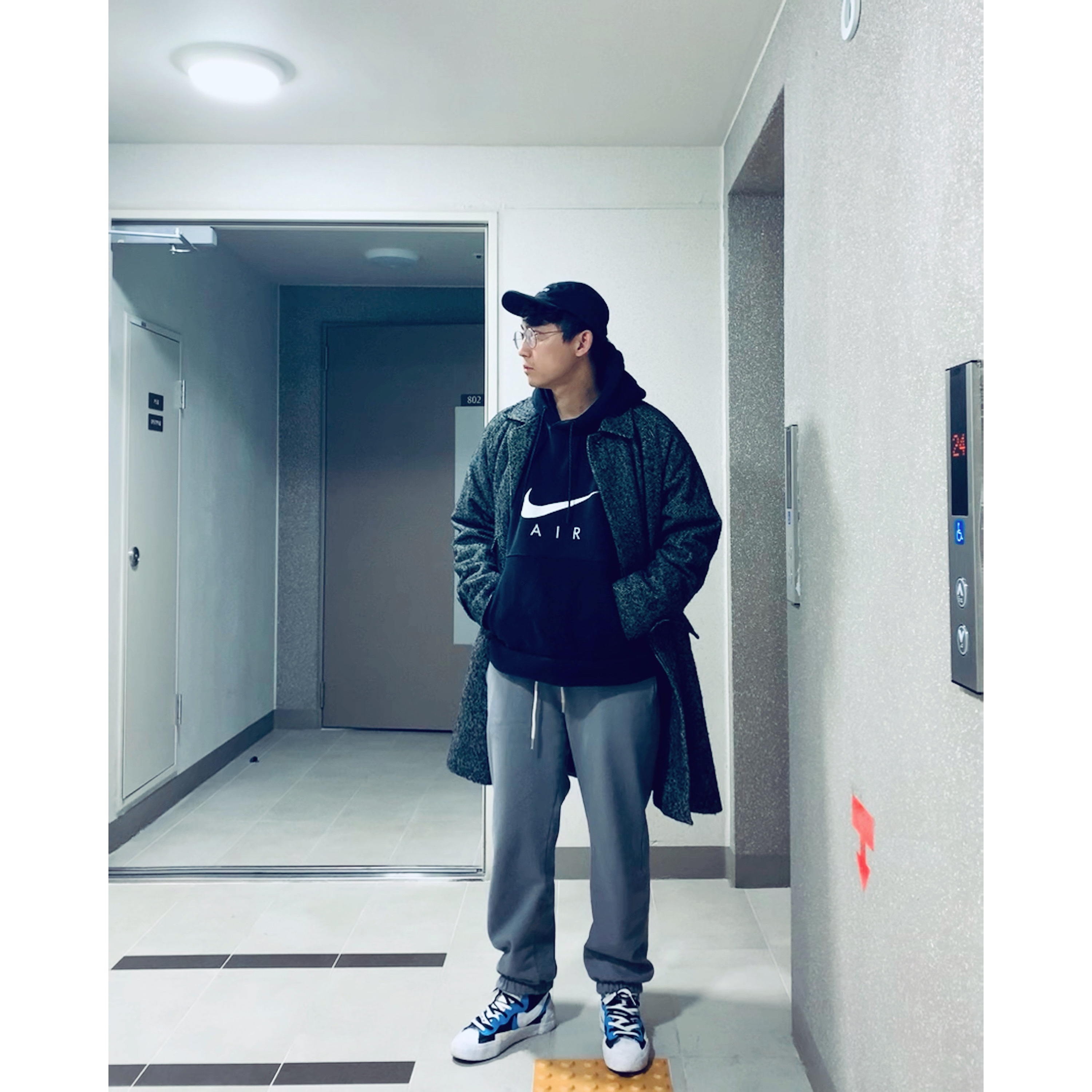 Nike x Sacai Blazer Mid White Black Legend Blue 착용 스타일