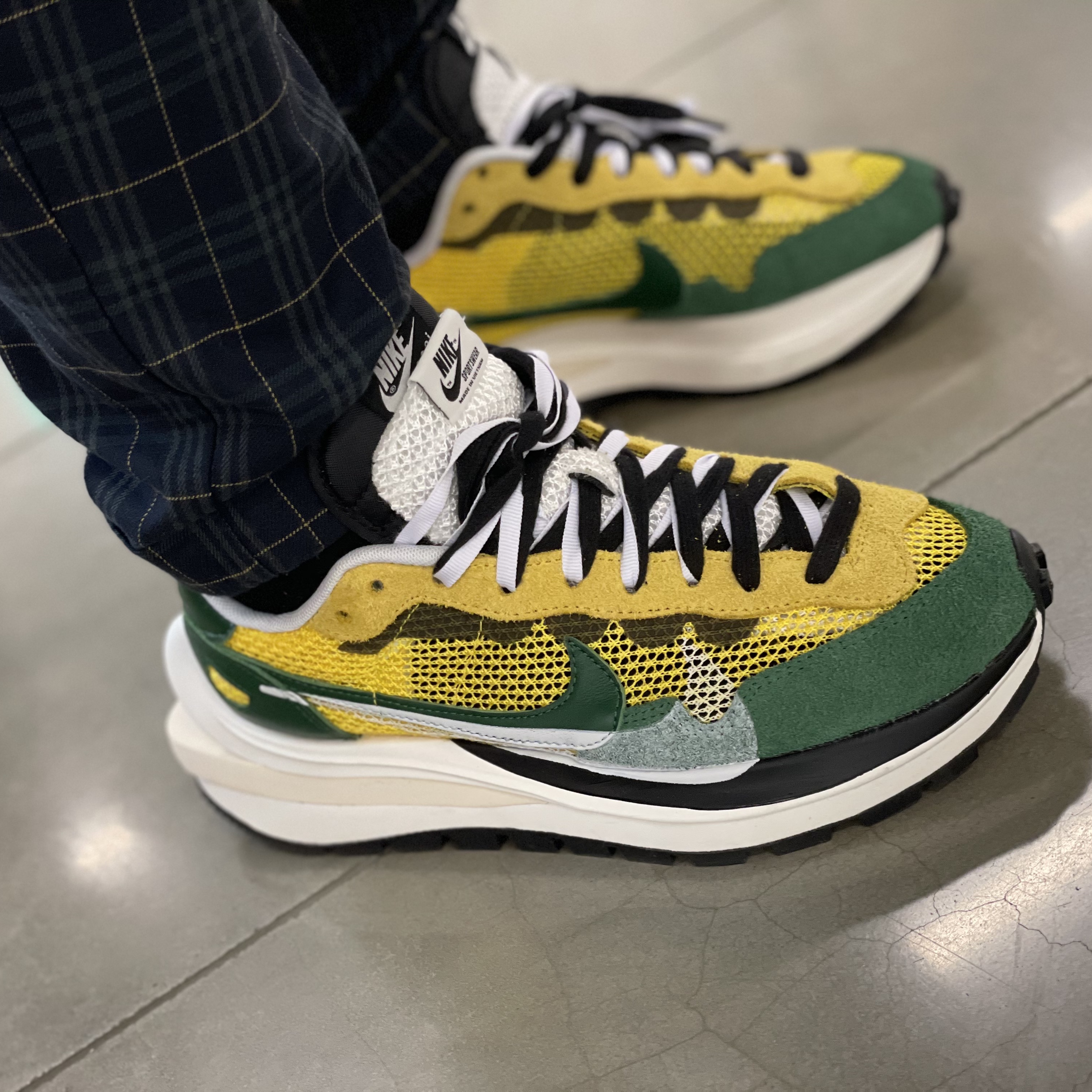 Nike x Sacai VaporWaffle Tour Yellow & Gorge Green Sail 착용 스타일 - 2