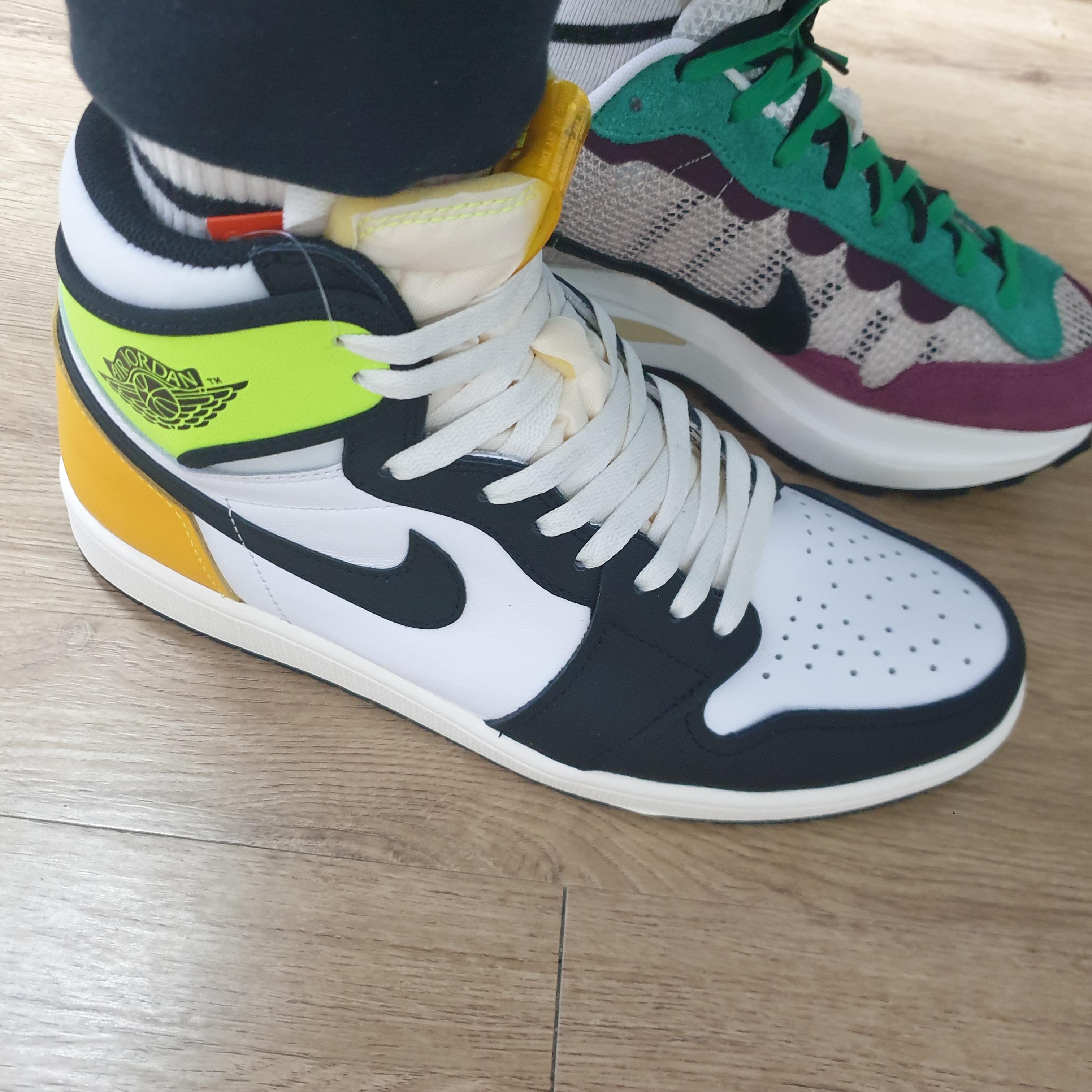 Jordan 1 Retro High OG Volt Gold, Nike x Sacai VaporWaffle String & Black Villain Red 착용 스타일 - 1