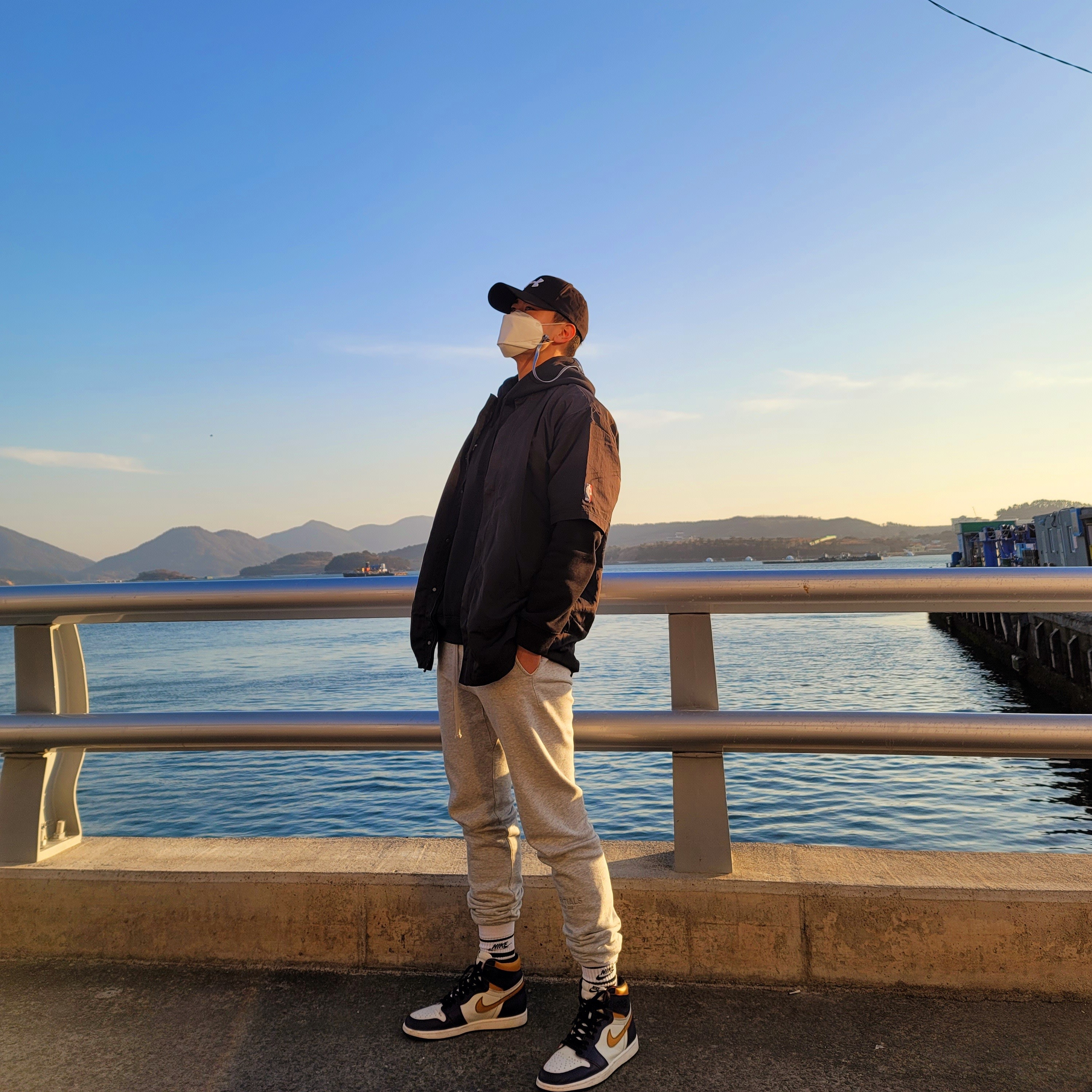 Jordan 1 Retro High OG Defiant SB LA to Chicago, Nike x Fear of God Warm Up Top Off Noir 착용 스타일