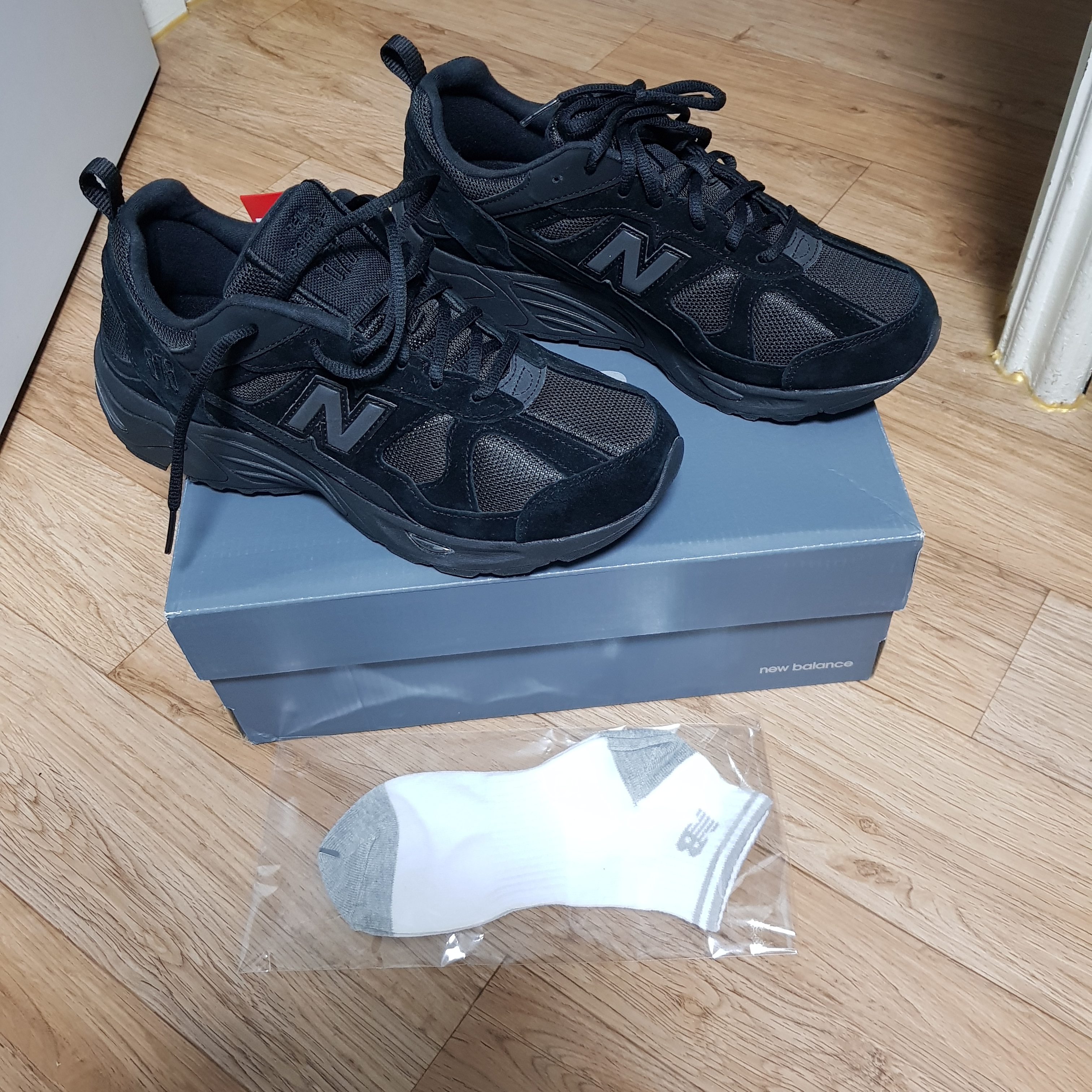 New Balance 878 Triple Black 착용 스타일 - 2