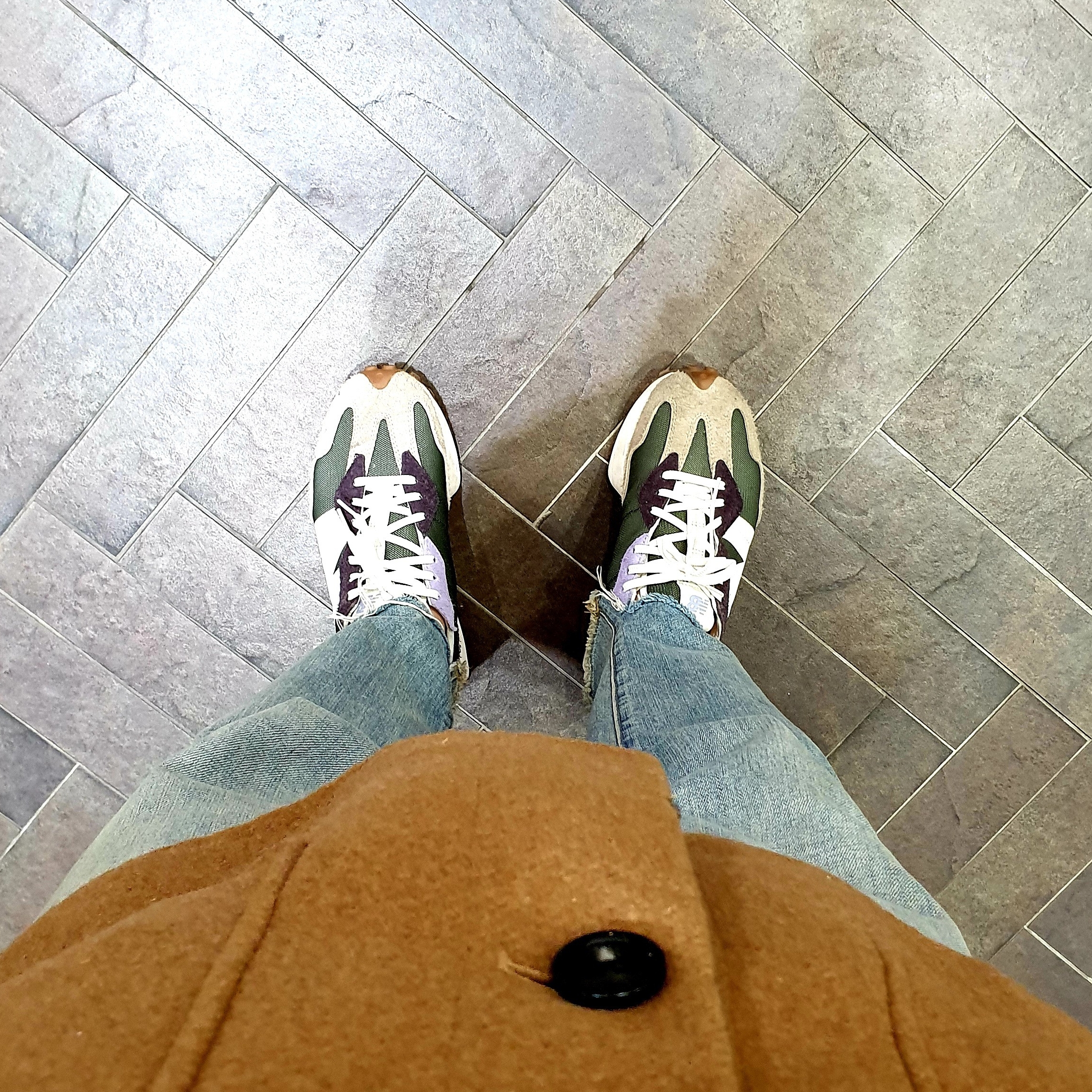 (W) New Balance 327 Oak Leaf Green 착용 스타일