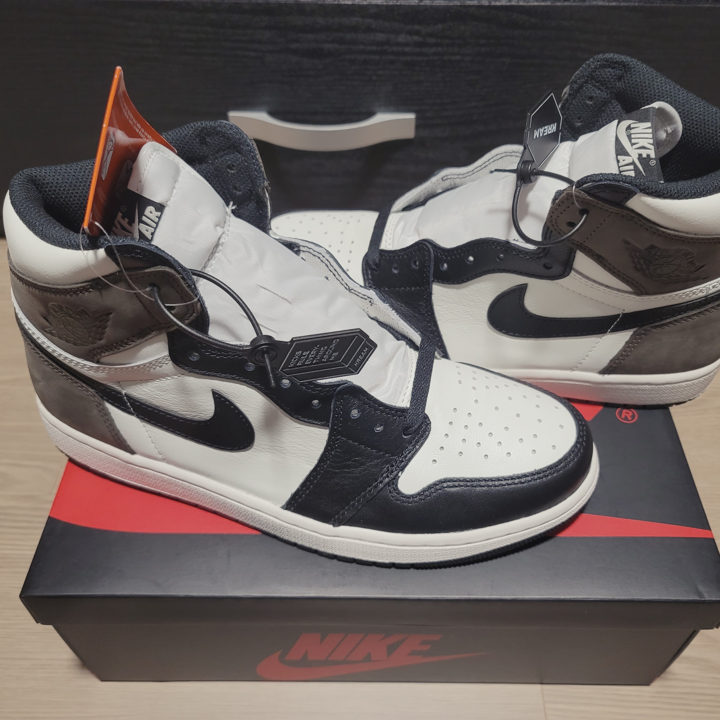 Jordan 1 Retro High OG Black Mocha 착용 스타일