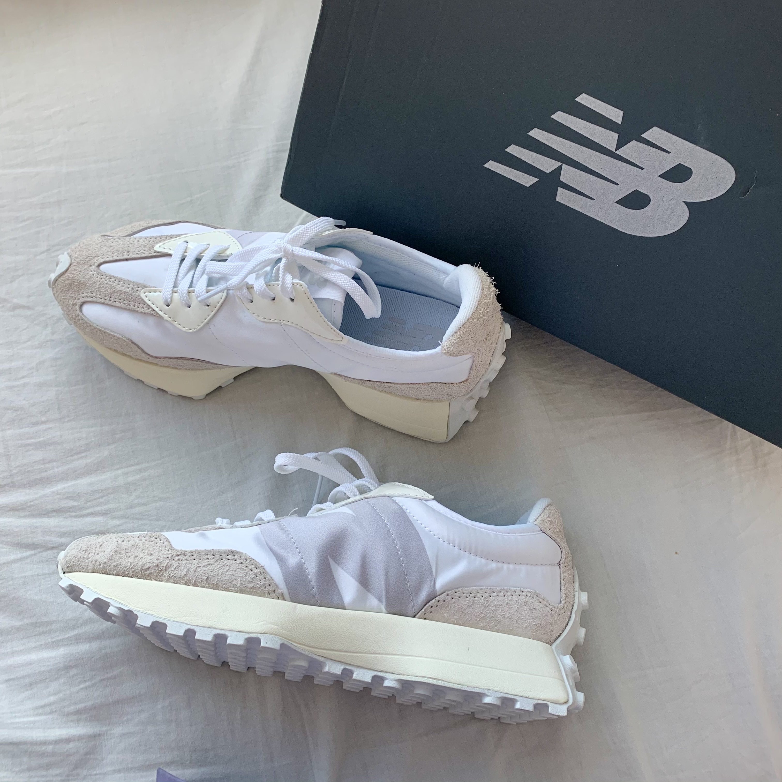 (W) New Balance 327 White Moonbeam 착용 스타일