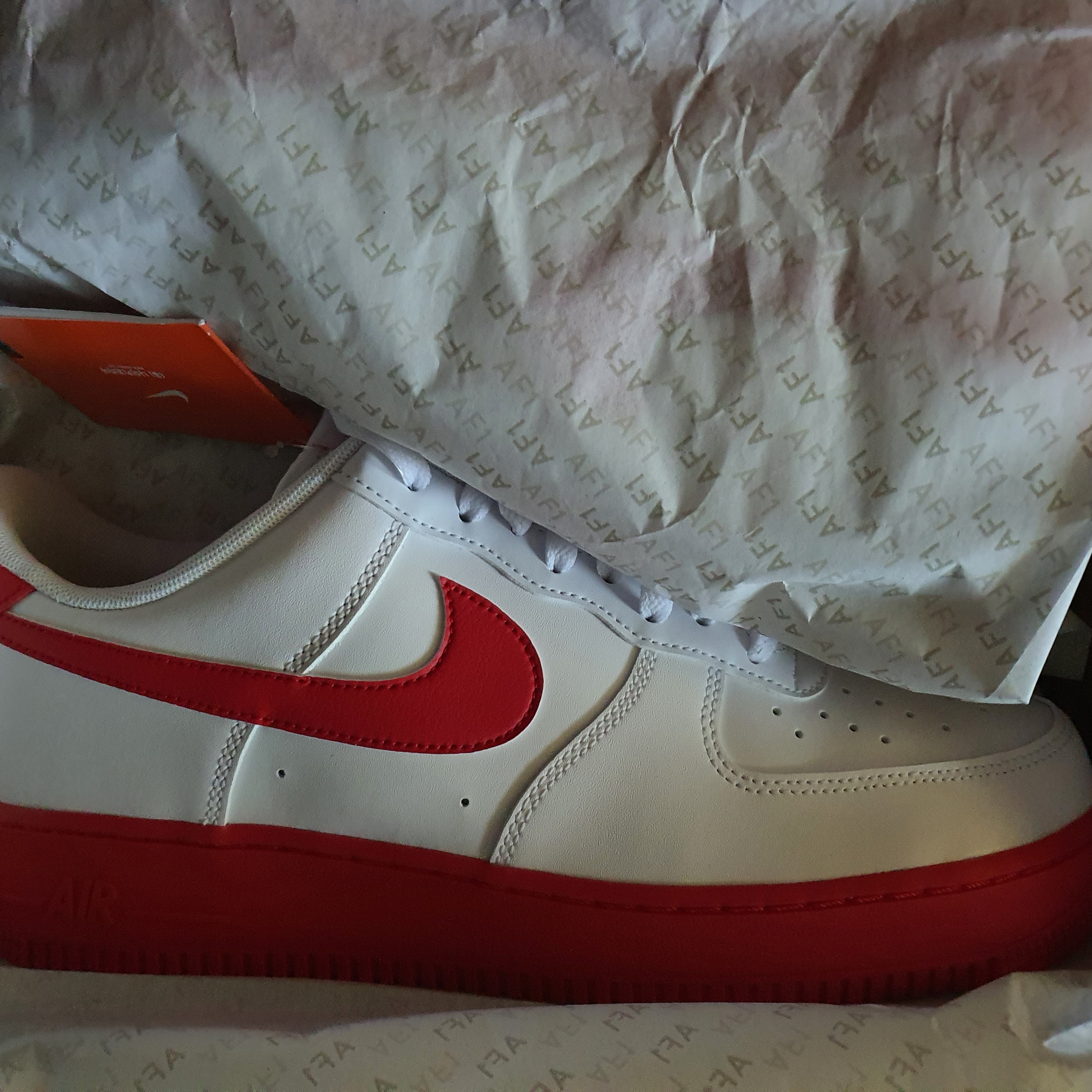 Nike Air Force 1 Low White Red Midsole 착용 스타일