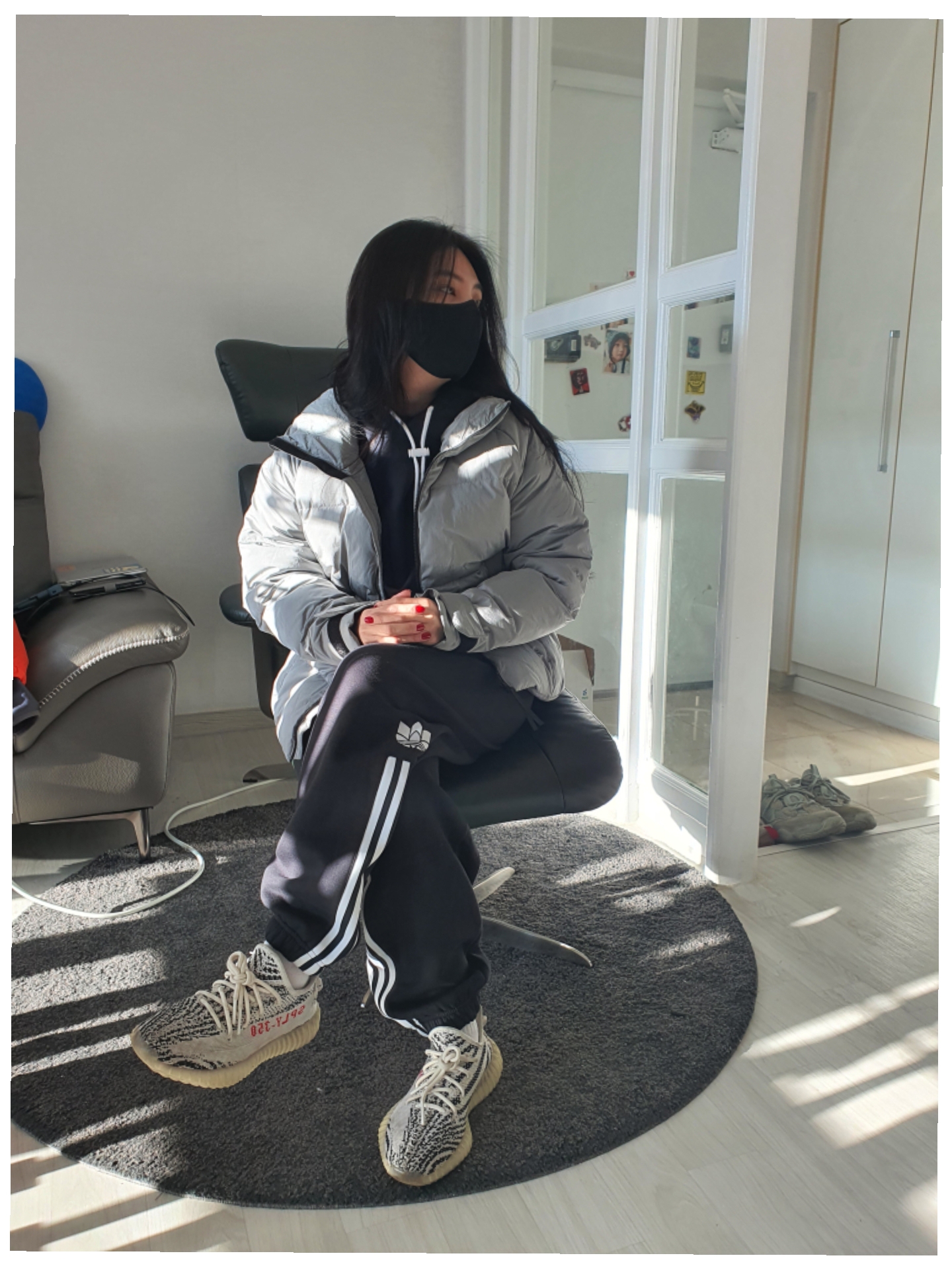 Adidas Yeezy Boost 350 V2 Zebra 2017/2019/2020, Nike M NRG Hoodie Dark Grey Heather 착용 스타일