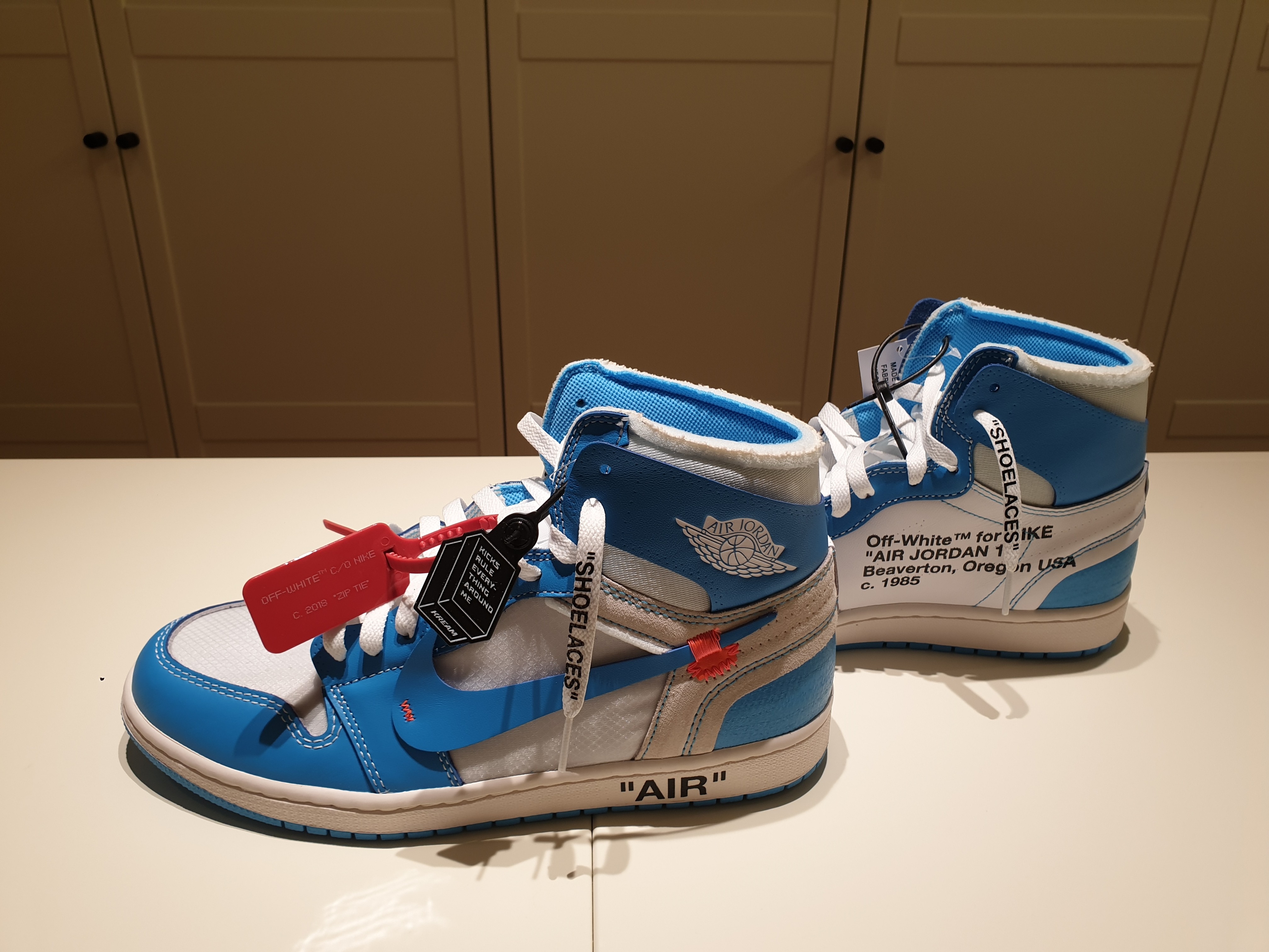 Jordan 1 x Off-White Retro High University Blue 착용 스타일