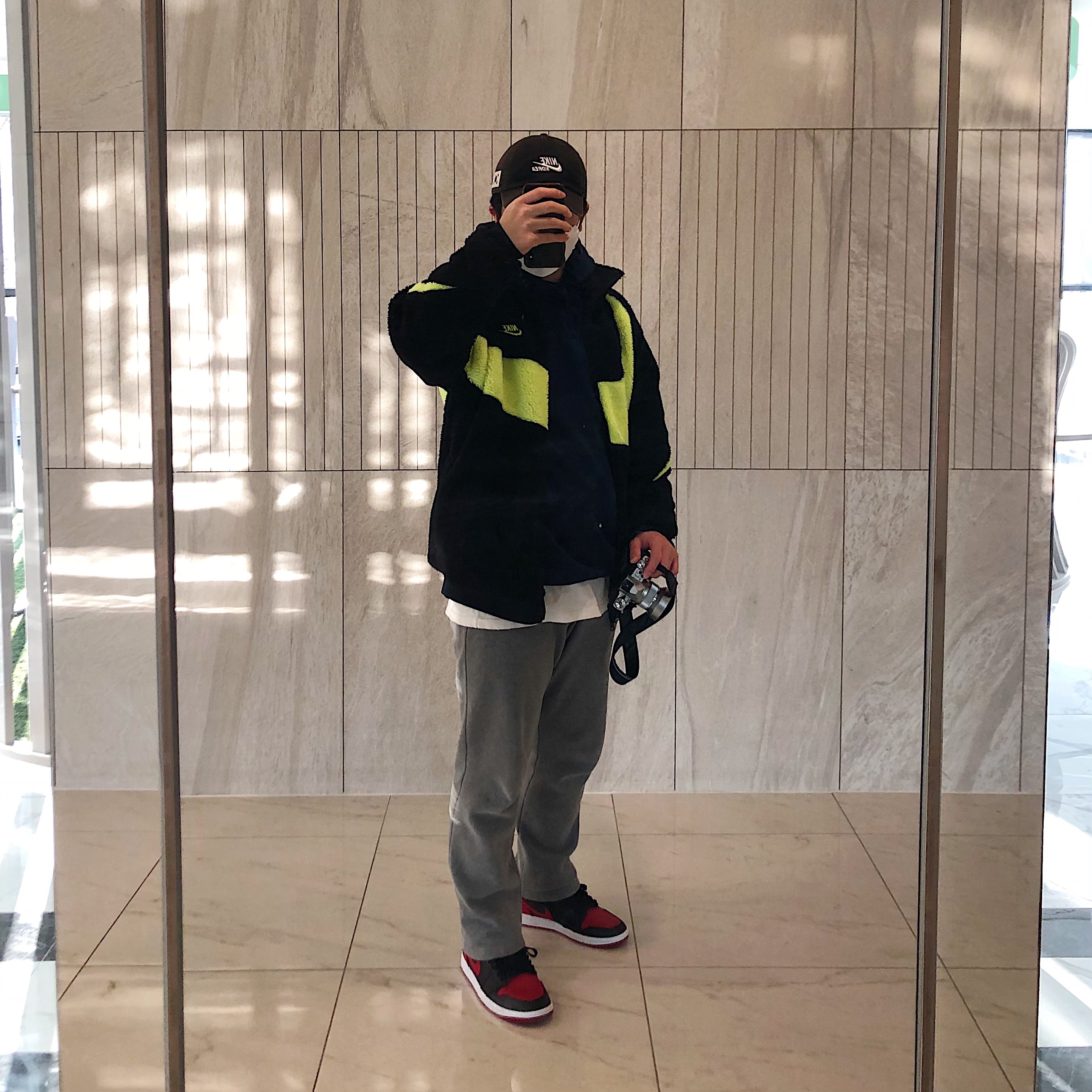 Jordan 1 Mid Bred Banned 2020, Nike Big Swoosh Full Zip Jacket Black Volt 착용 스타일