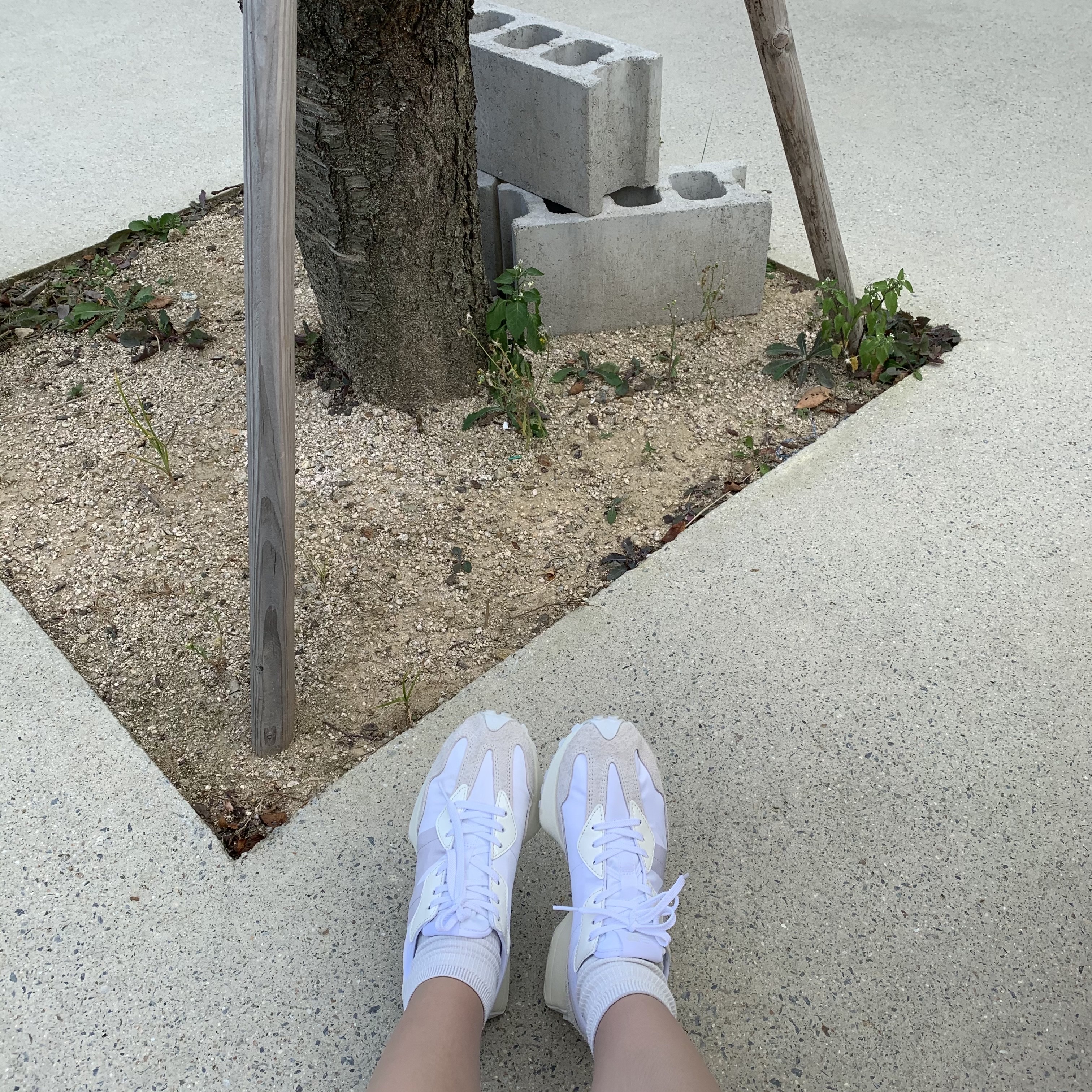 (W) New Balance 327 White Moonbeam 착용 스타일 - 3