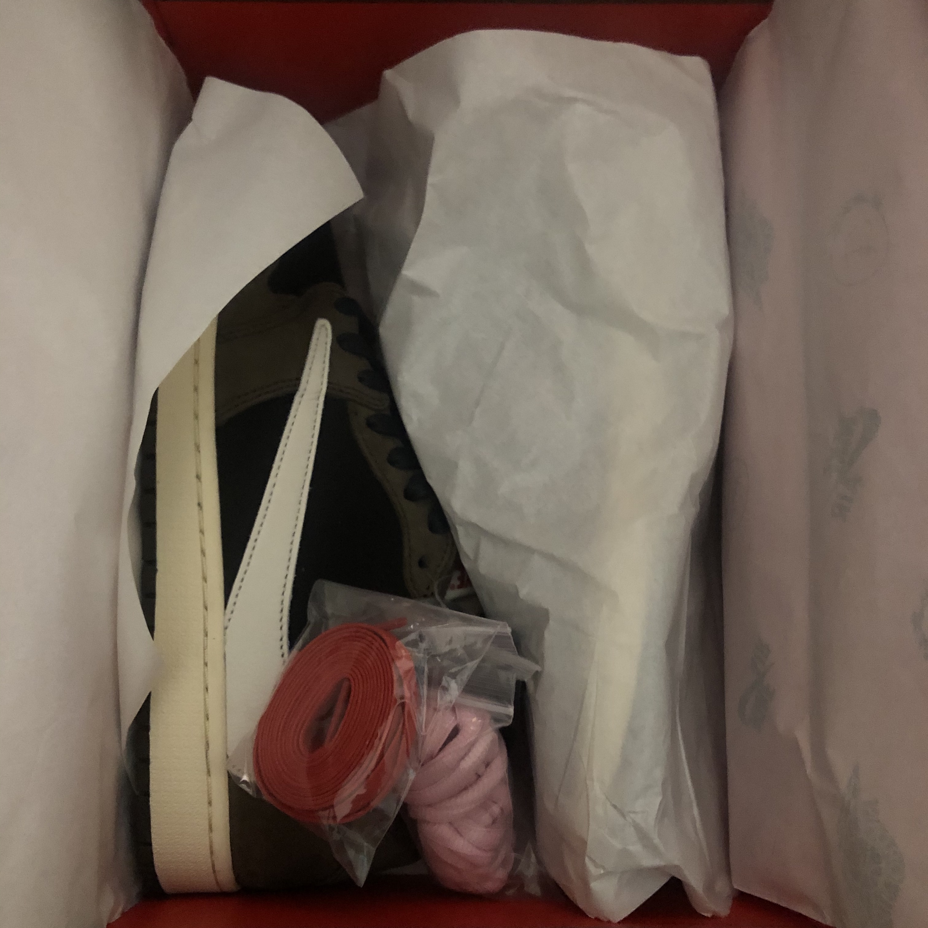 Jordan 1 x Travis Scott Retro Low OG SP Mocha 착용 스타일 - 1