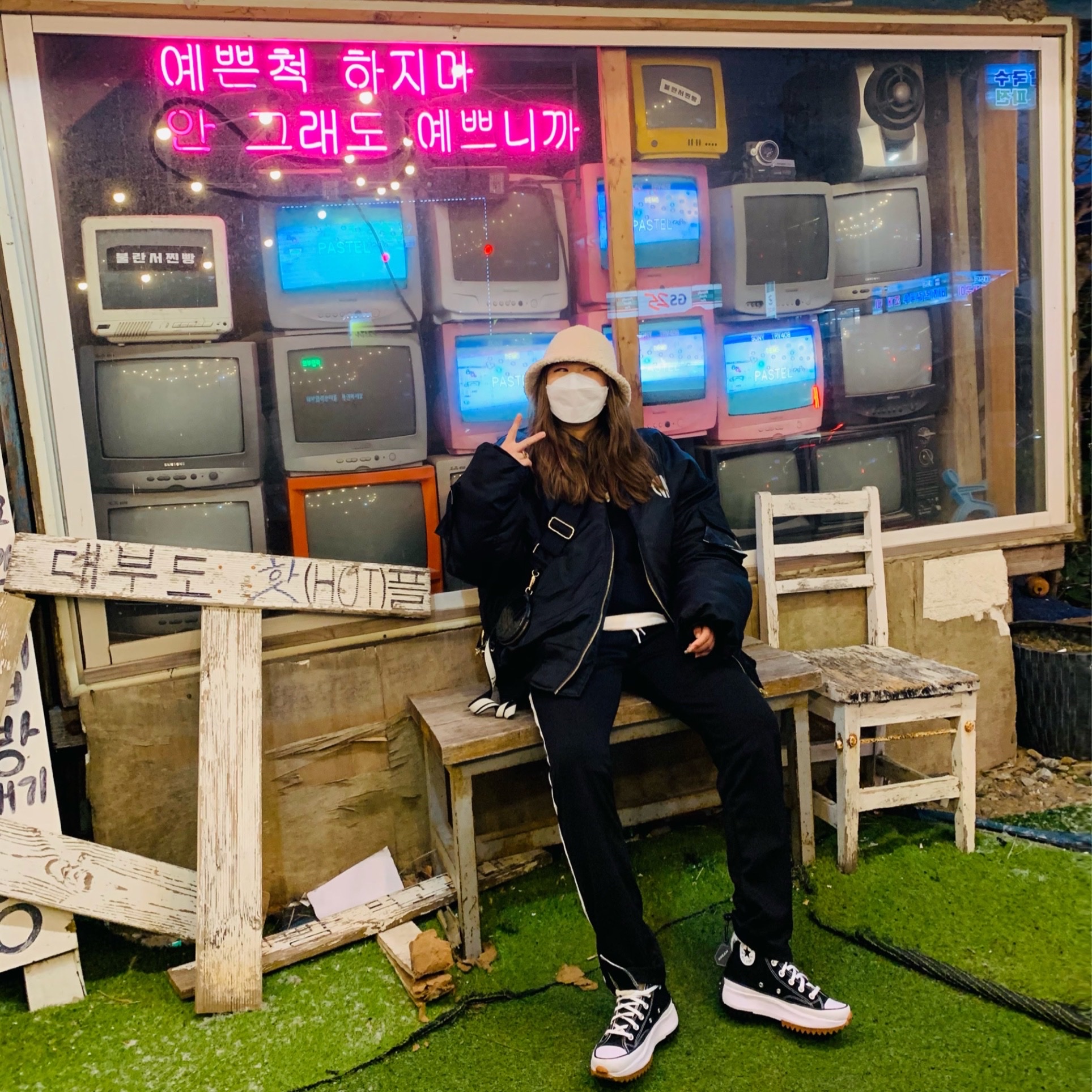 Converse Run Star Hike Hi Black White Gum 착용 스타일 - 2