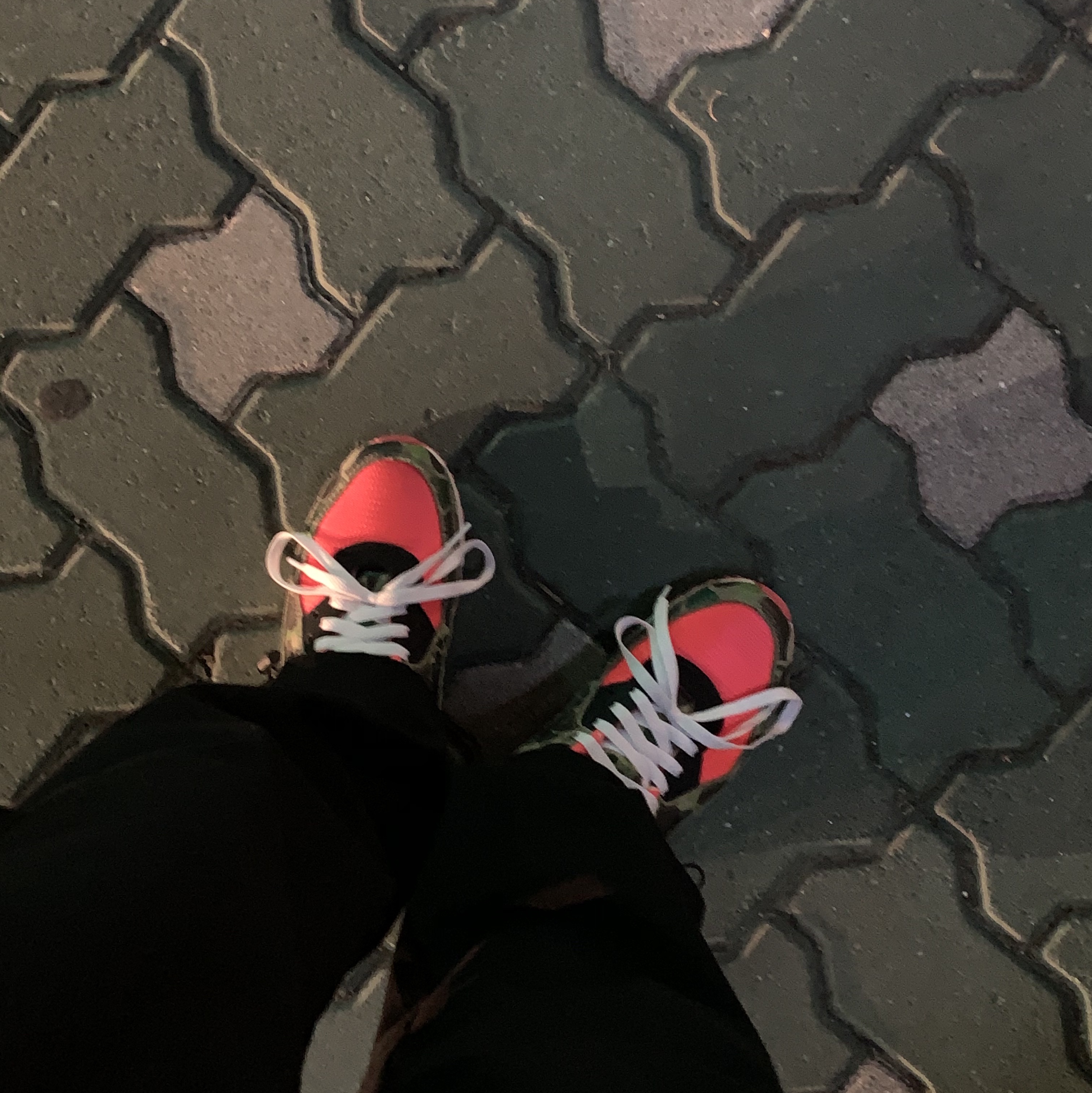 Nike Air Max 90 SP Dark Sage and Solar Red 착용 스타일