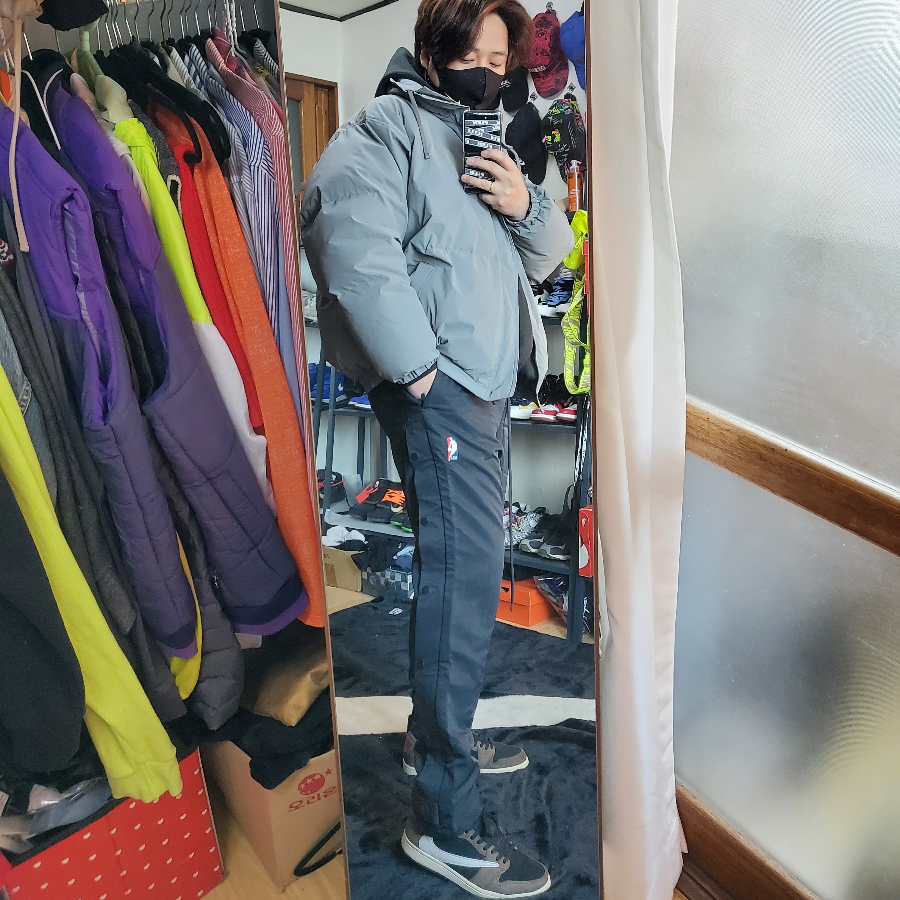 Essentials 3D Silicon Applique Pullover Hoodie Dark Slate/Black 2020, Nike x Fear of God Warm Up Pants Off Noir 착용 스타일 - 1
