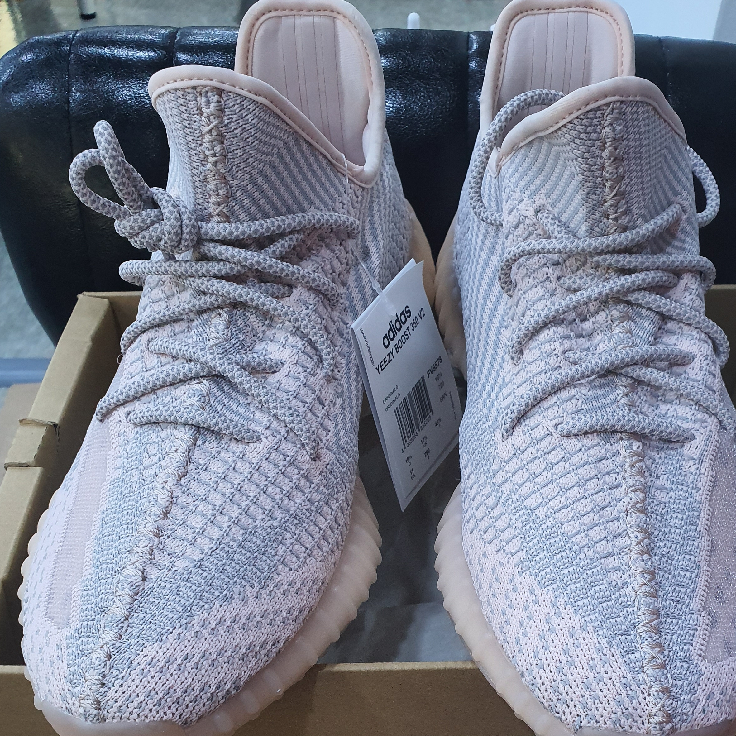 Adidas Yeezy Boost 350 V2 Synth - Non-Reflective 착용 스타일