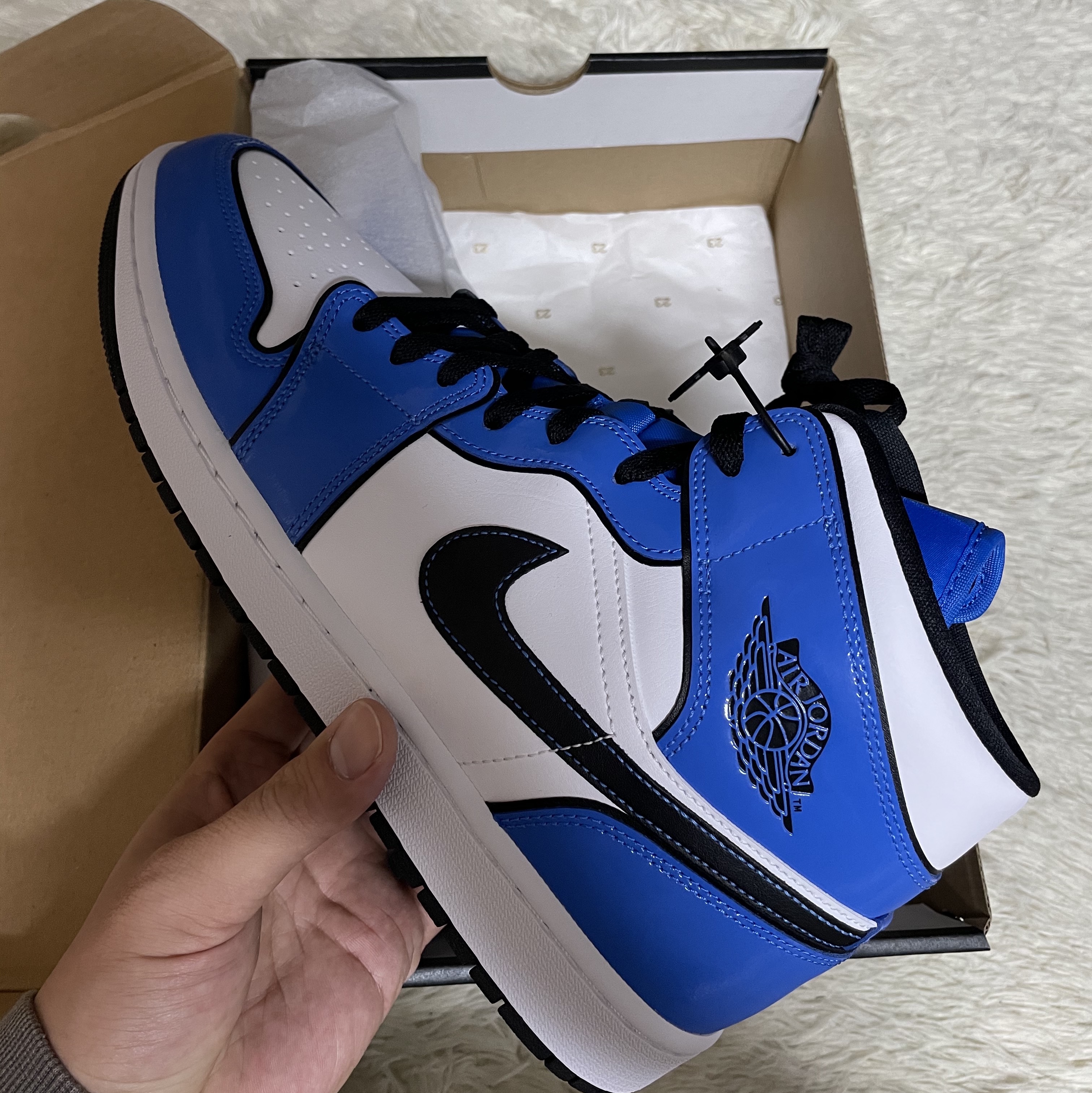 Jordan 1 Mid SE Signal Blue 착용 스타일
