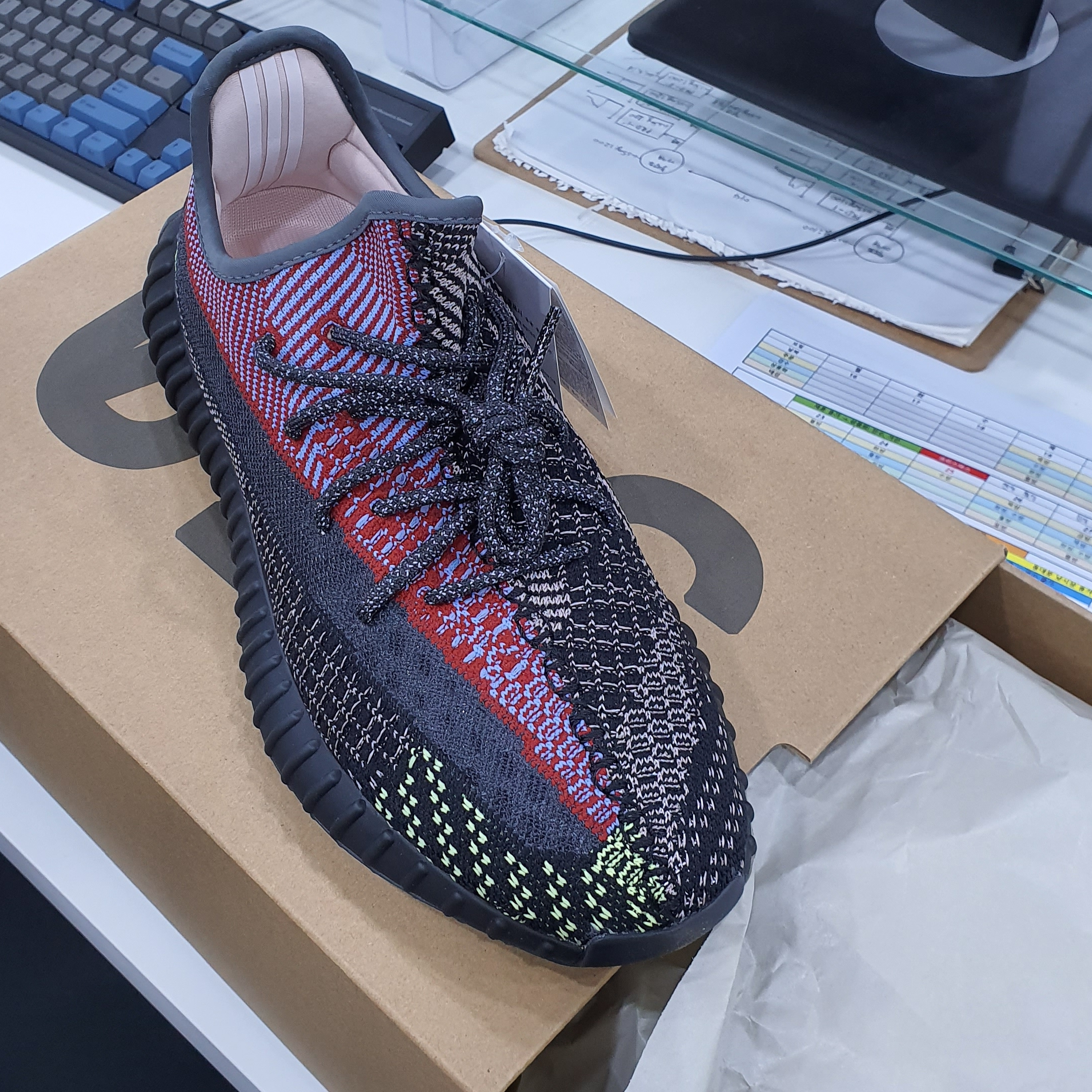 Adidas Yeezy Boost 350 V2 Yecheil - Reflective 착용 스타일 - 1