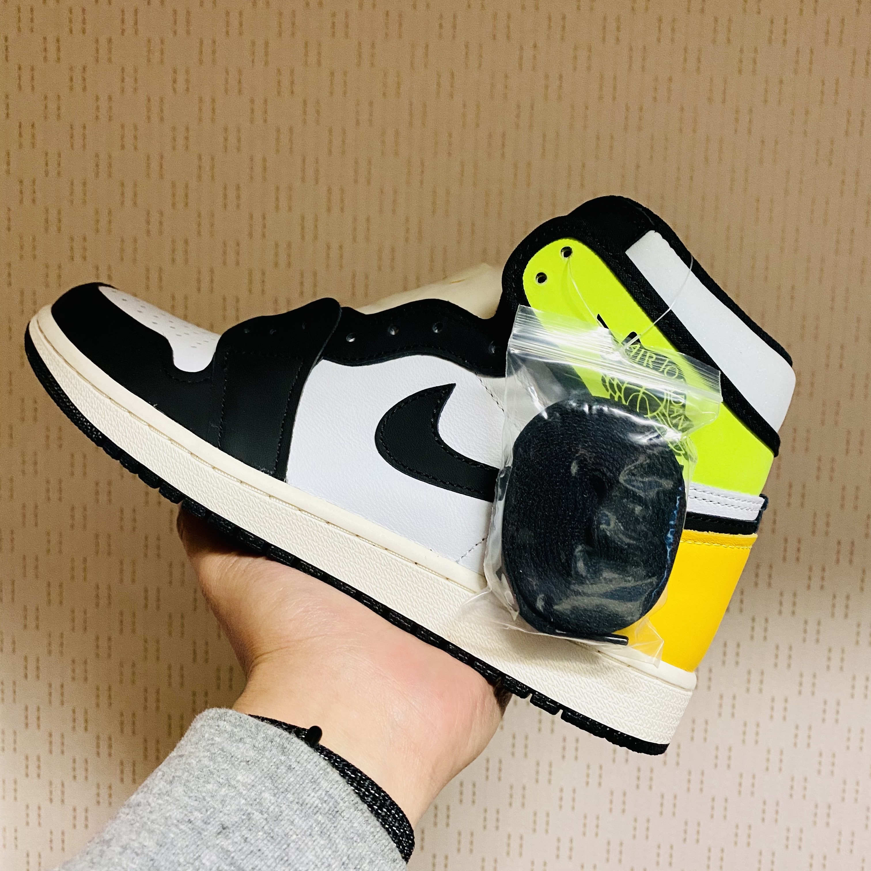 Jordan 1 Retro High OG Volt Gold 착용 스타일