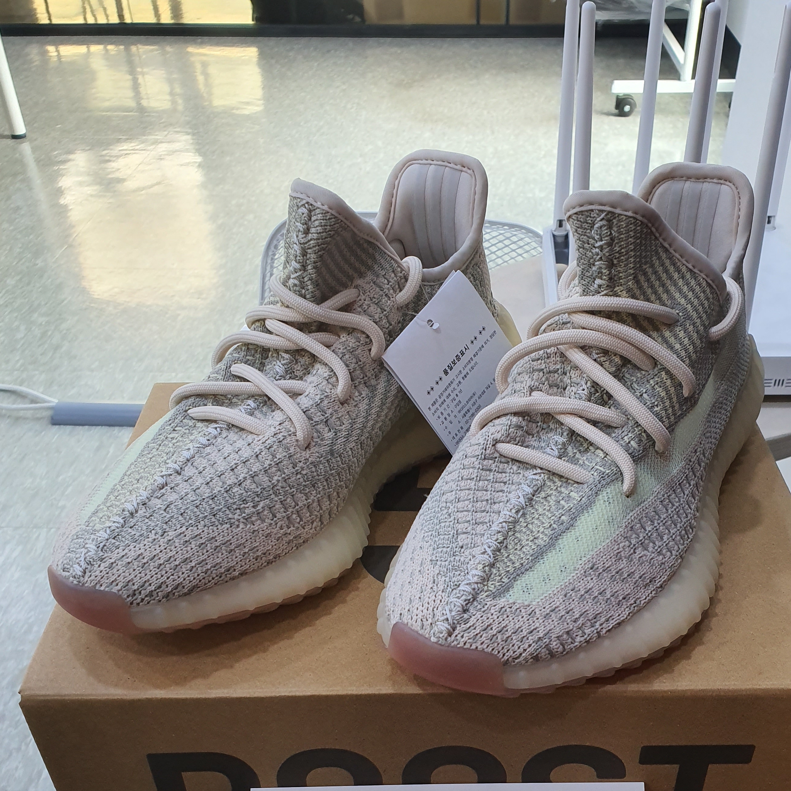 Adidas Yeezy Boost 350 V2 Citrin - Non-Reflective 착용 스타일