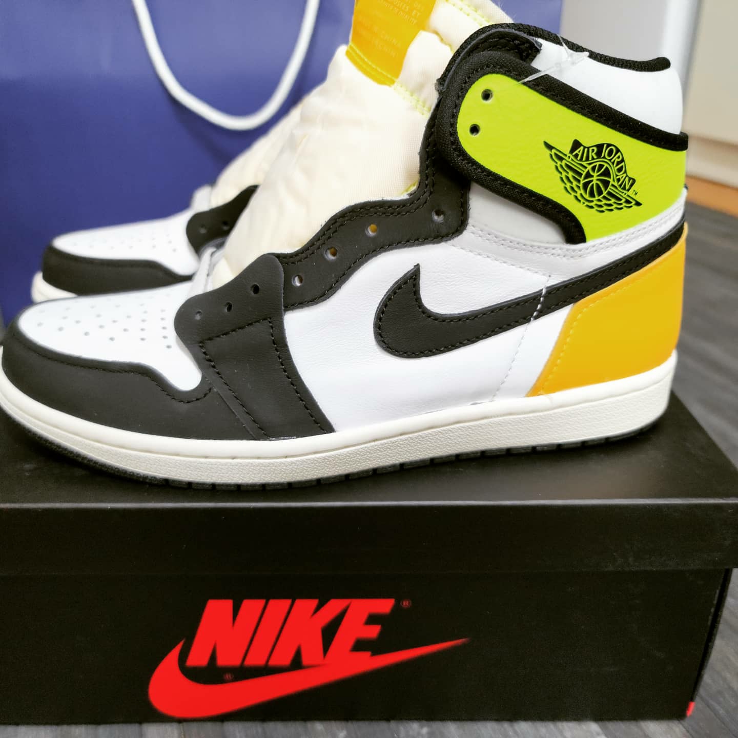 Jordan 1 Retro High OG Volt Gold 착용 스타일 - 1