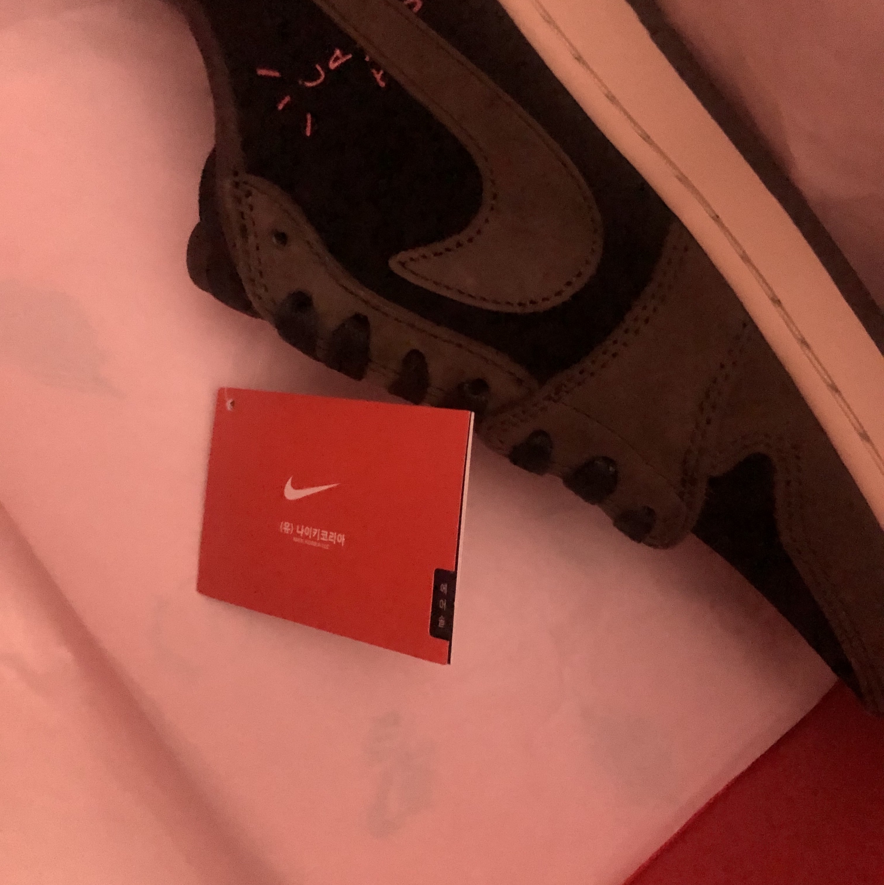 Jordan 1 x Travis Scott Retro Low OG SP Mocha 착용 스타일 - 2