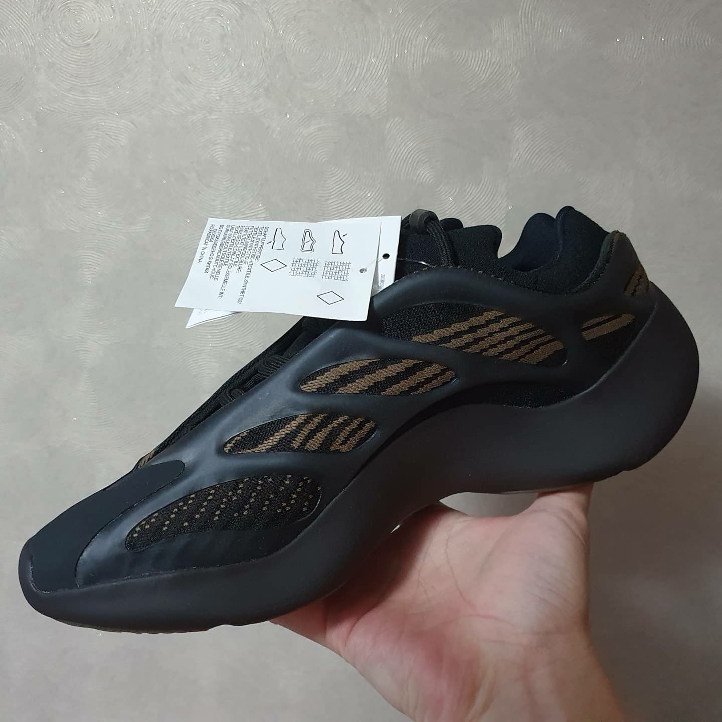 Adidas Yeezy 700 V3 Clay Brown 착용 스타일 - 3
