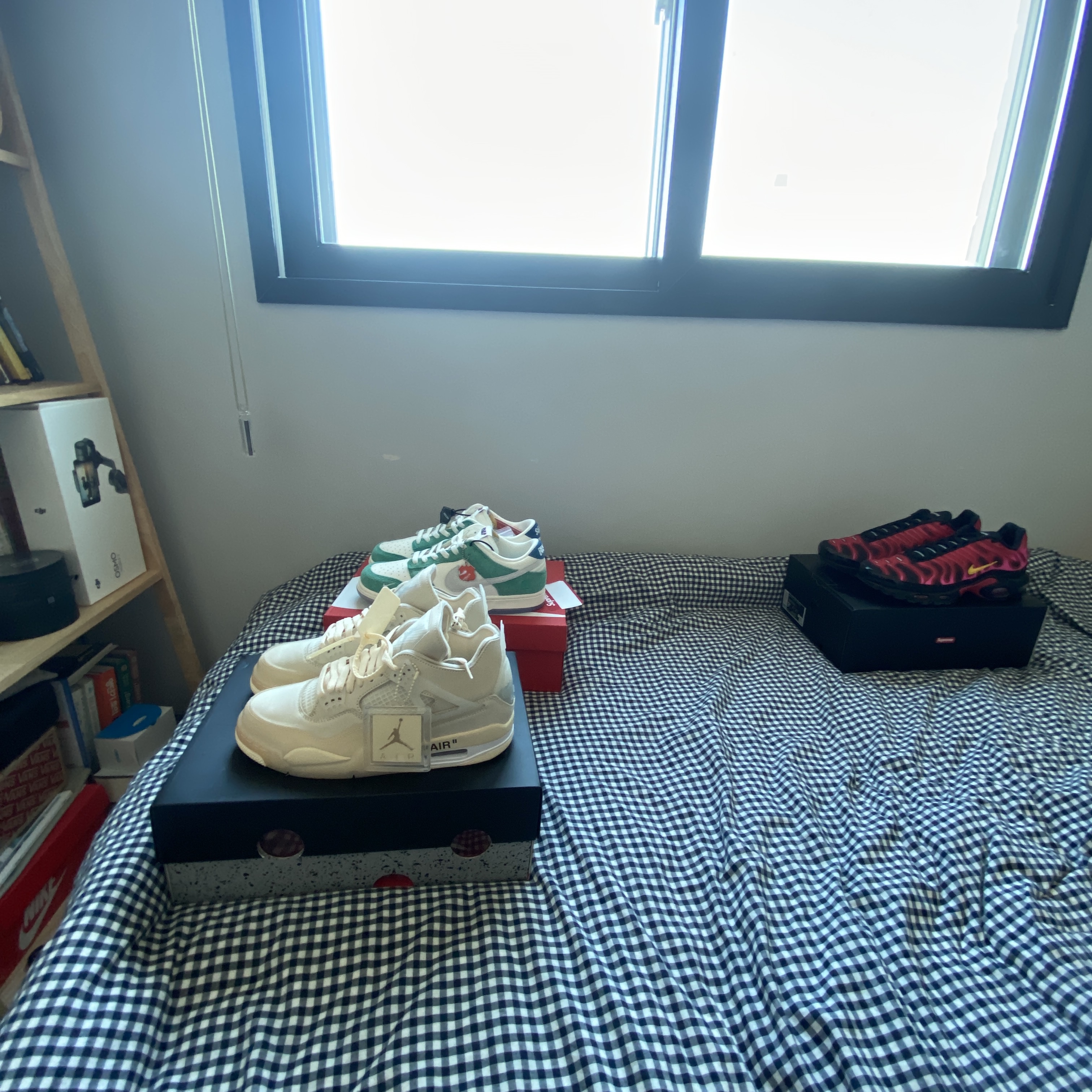 (W) Jordan 4 x Off-White Retro SP Sail, Nike x Kasina Dunk Low Road Sign - Kasina Exclusive 착용 스타일