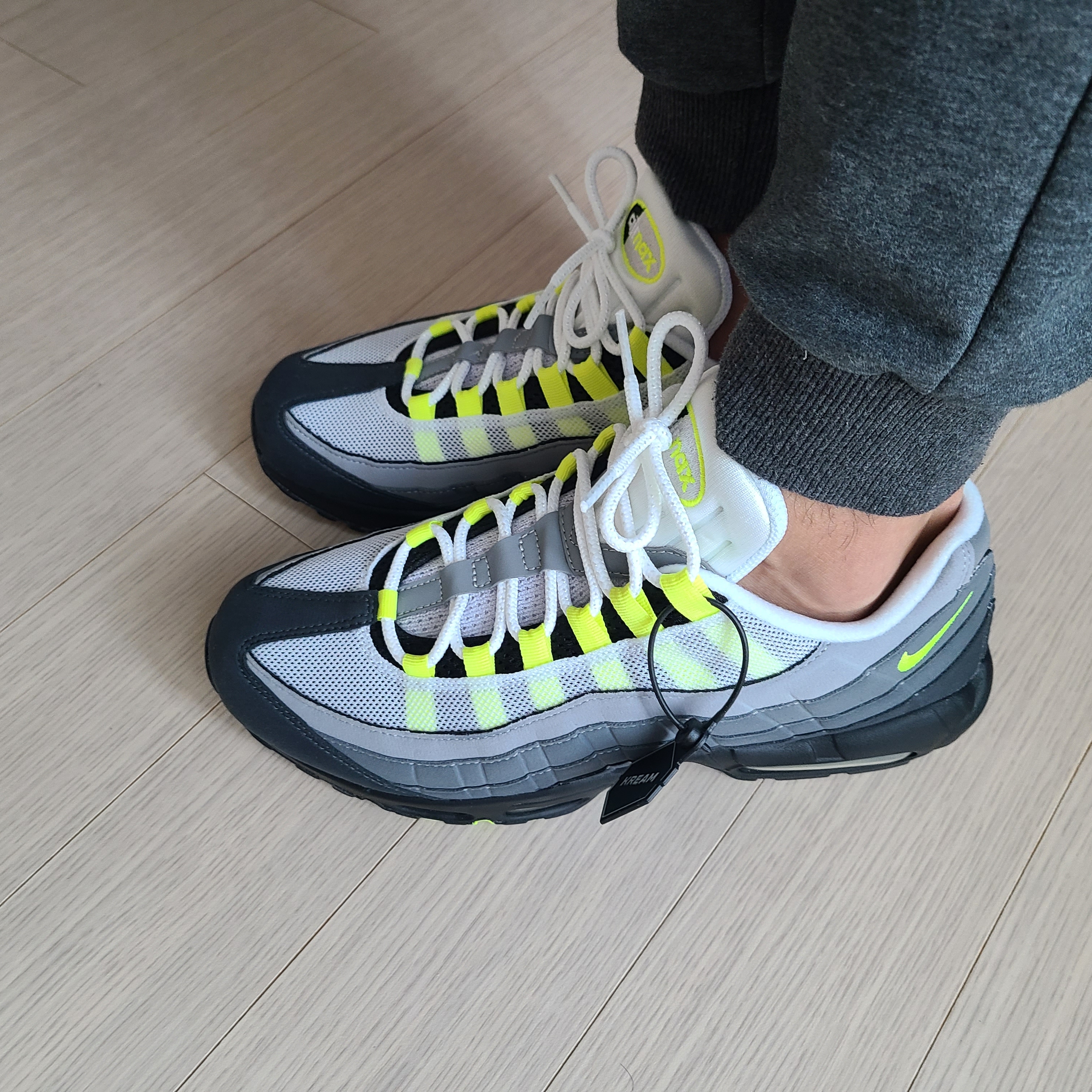 Nike Air Max 95 OG Neon Yellow 2020 착용 스타일 - 1
