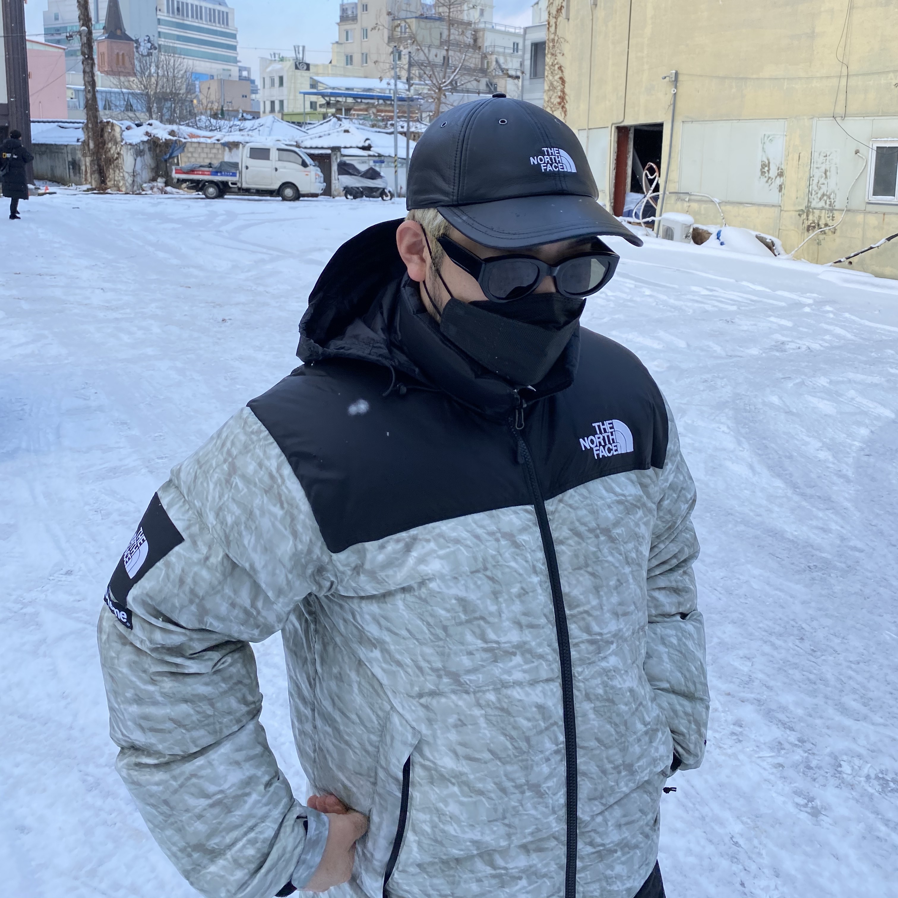 Supreme x The North Face Paper Print Nuptse Jacket - 19FW 착용 스타일