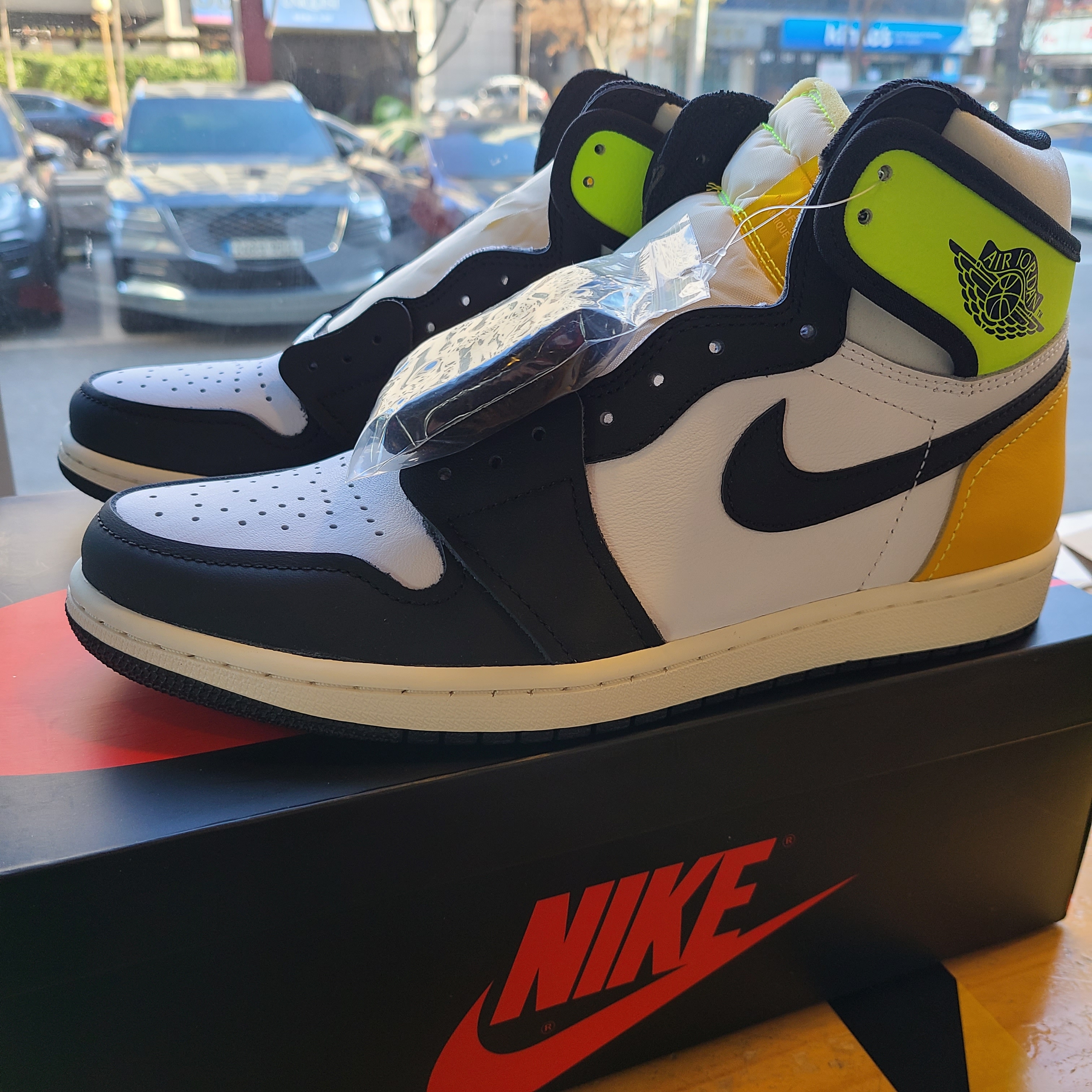 Jordan 1 Retro High OG Volt Gold 착용 스타일 - 1