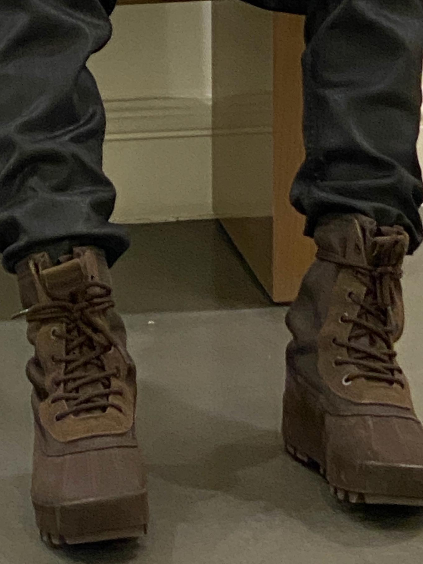 Adidas Yeezy 950 Chocolate 착용 스타일 - 2