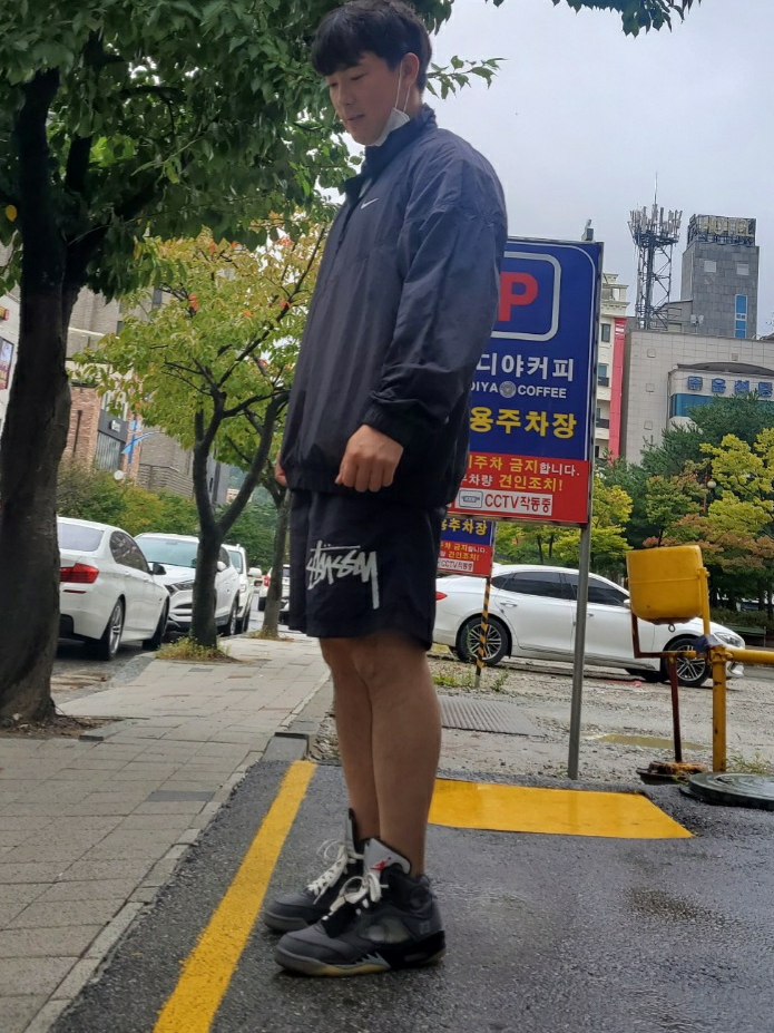 Nike x Stussy Windrunner Jacket Off Noir, Nike x Stussy Water Shorts Off Noir 착용 스타일