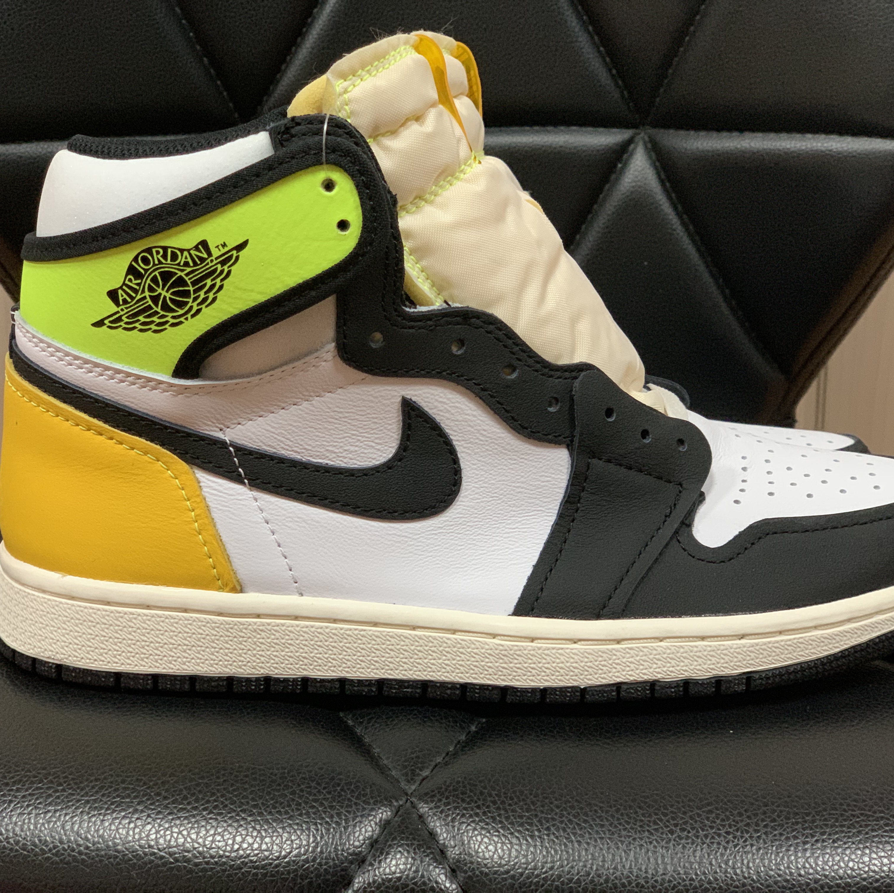 Jordan 1 Retro High OG Volt Gold 착용 스타일 - 4