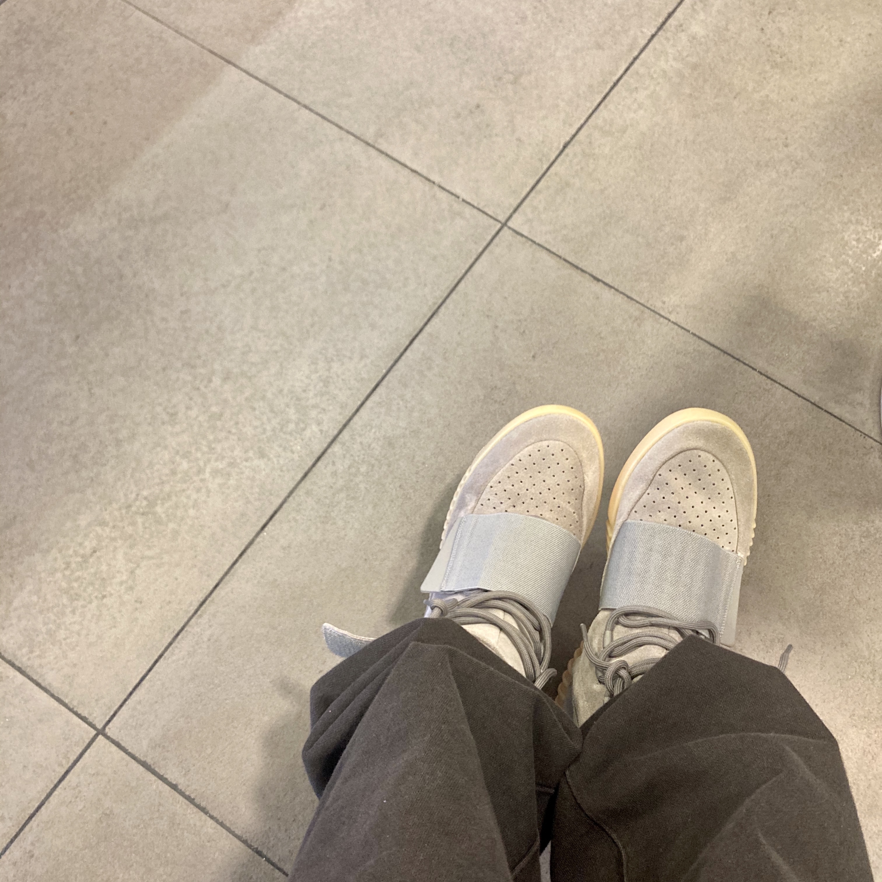 Adidas Yeezy Boost 750 Light Grey Glow In the Dark 착용 스타일