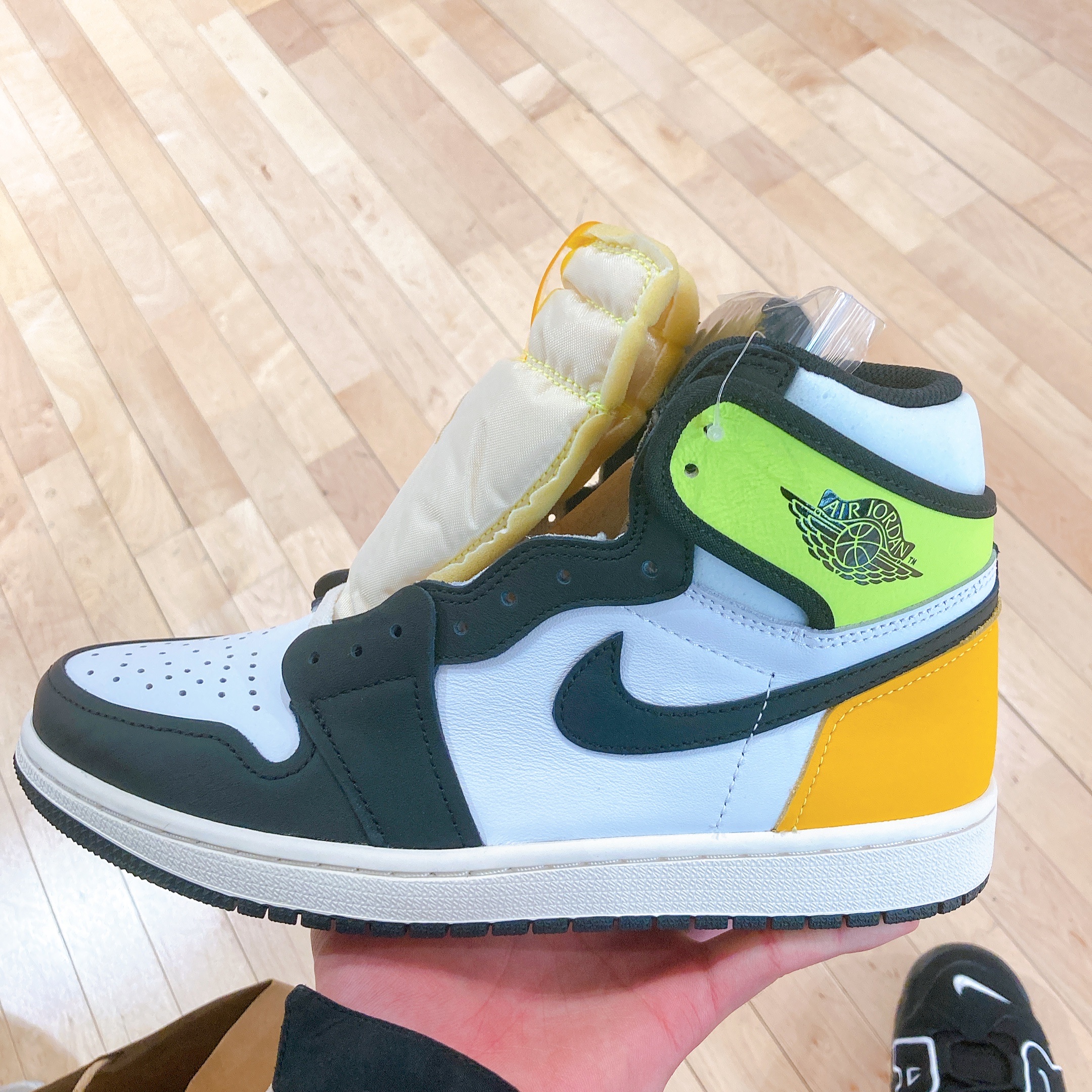 Jordan 1 Retro High OG Volt Gold 착용 스타일 - 2