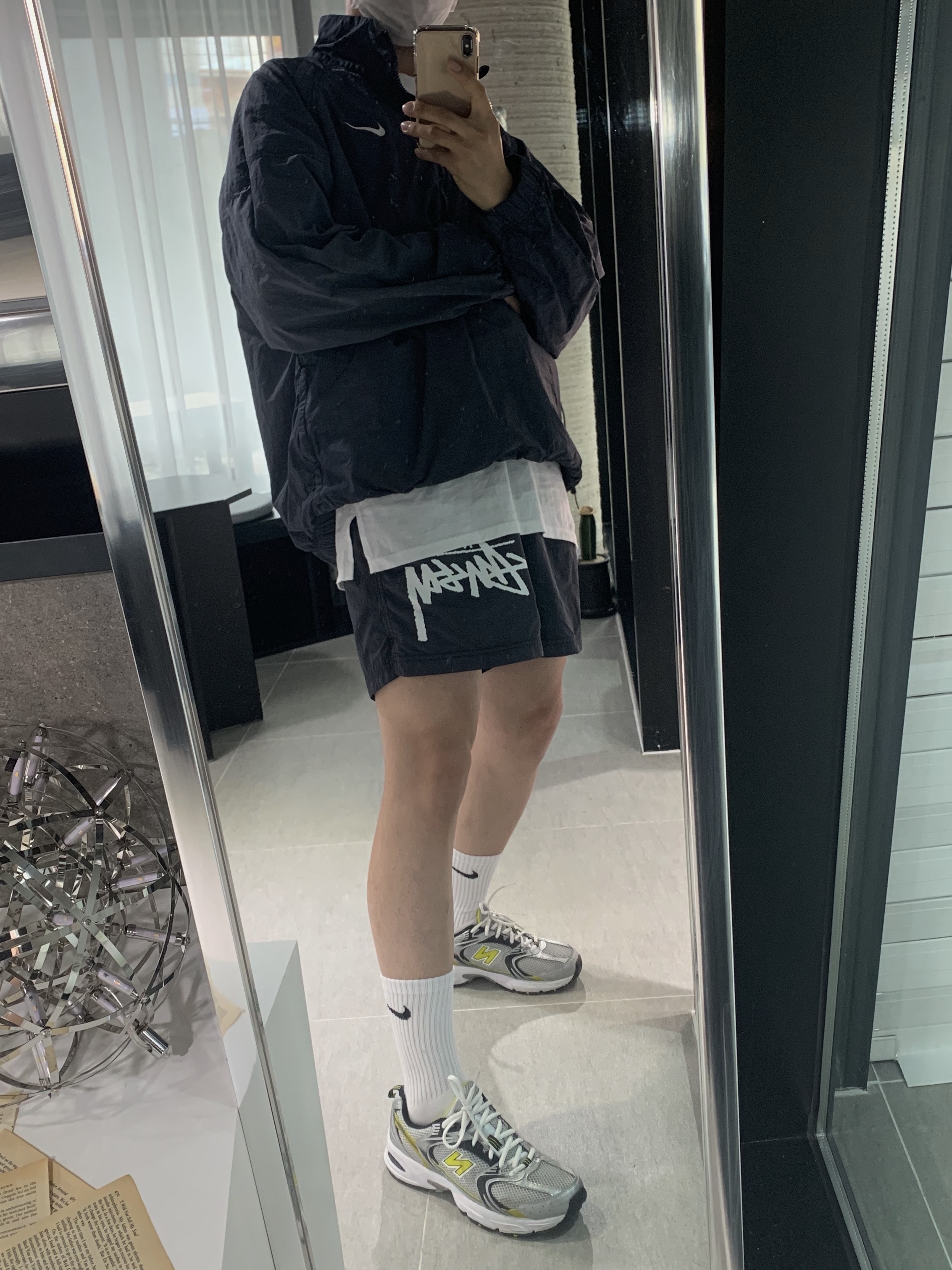 Nike x Stussy Windrunner Jacket Off Noir, Nike x Stussy Water Shorts Off Noir 착용 스타일